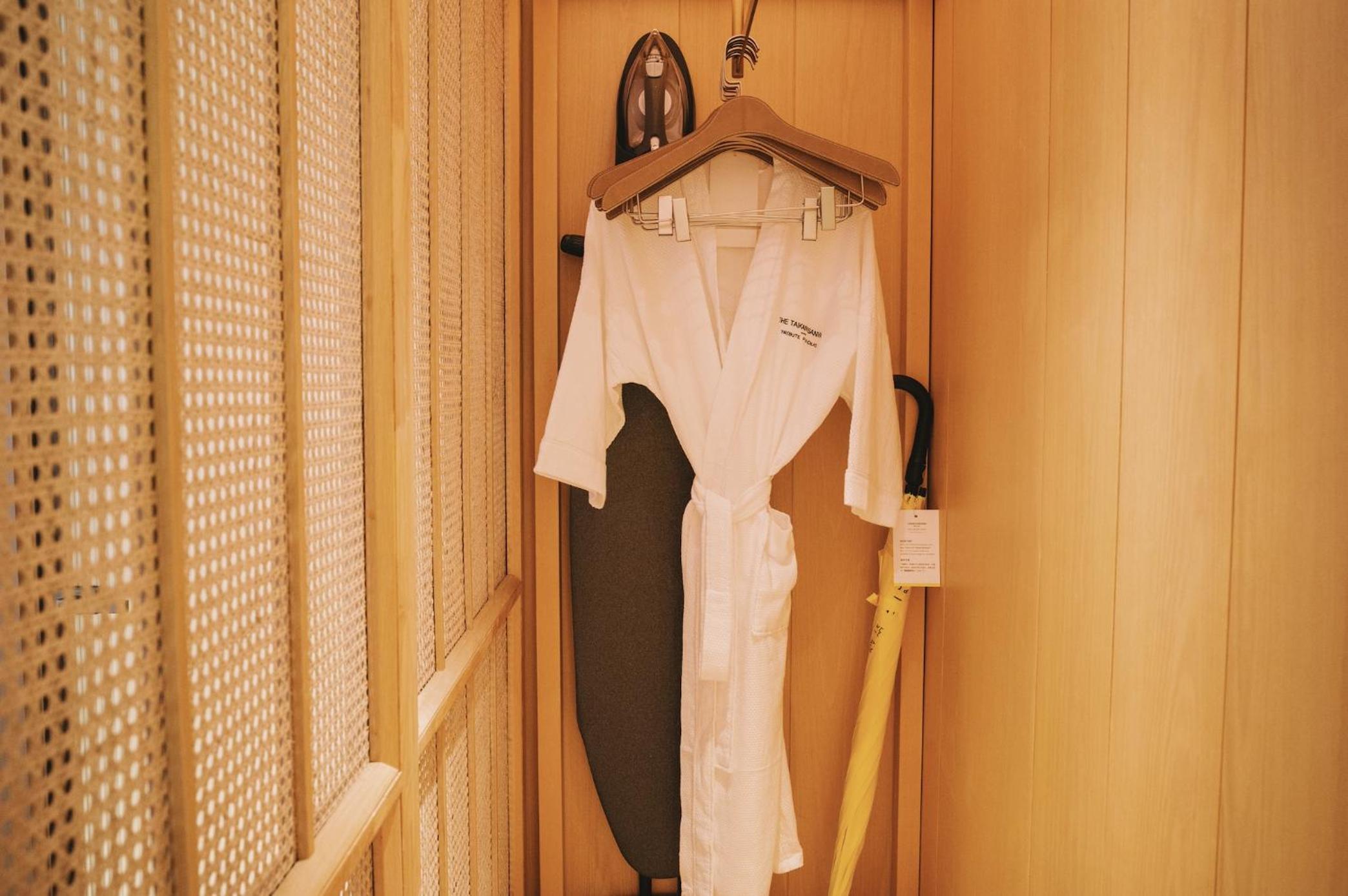 Elderly Deluxe Queen Room with Balcony photo 3
