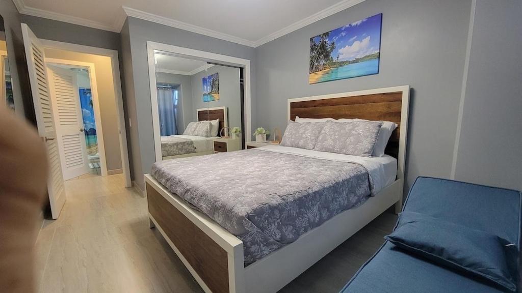 Waikiki Condo 2 Bedrooms 2 Bathrooms with 1 free parking space: Two-Bedroom Apartment photo
