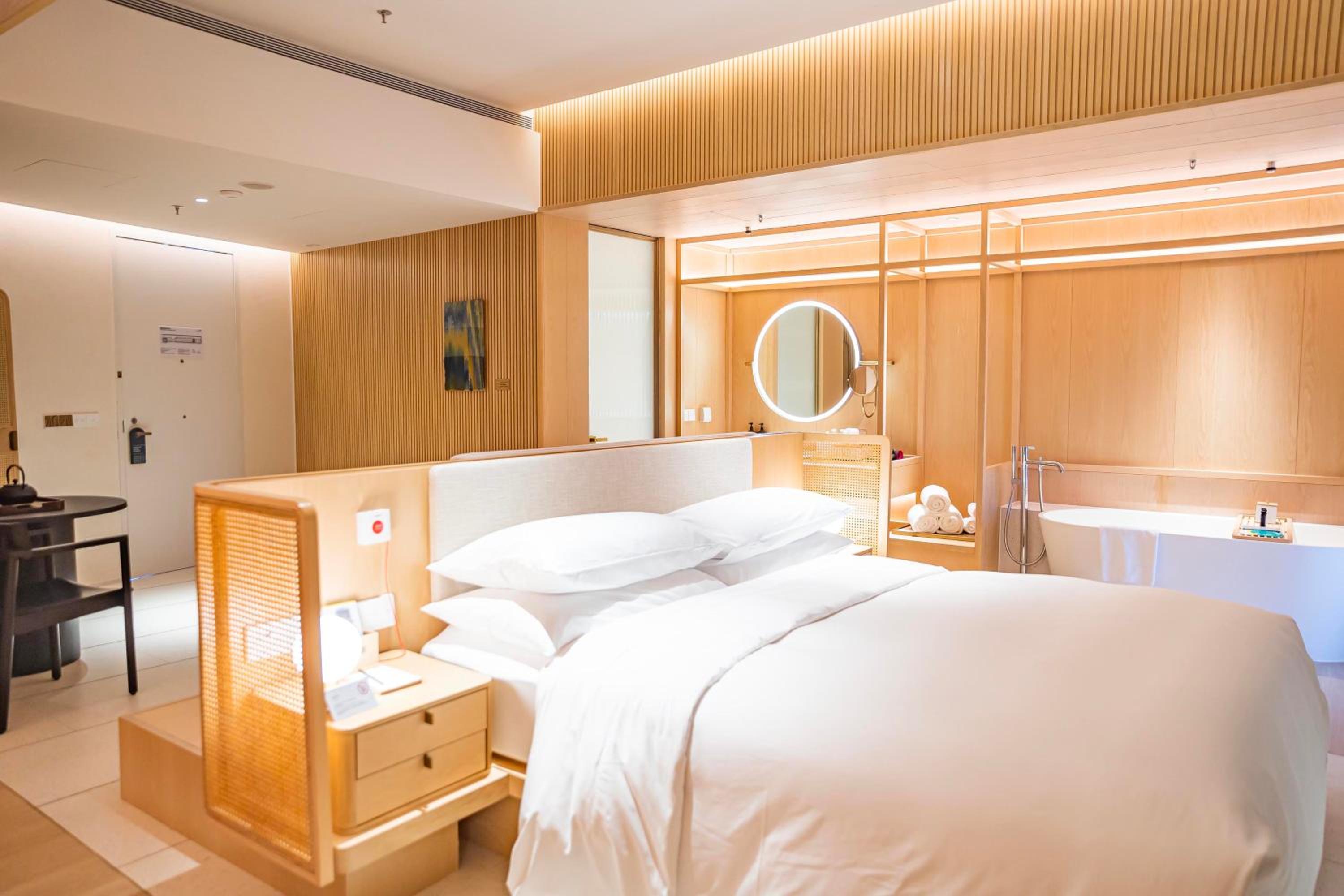 Elderly Deluxe Opened Suite(Daily afternoon tea & set cocktail package for two persons)