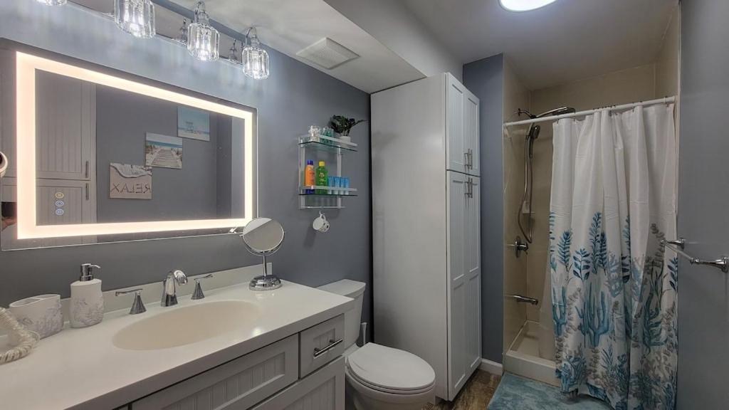 Waikiki Condo 2 Bedrooms 2 Bathrooms with 1 free parking space: Two-Bedroom Apartment photo