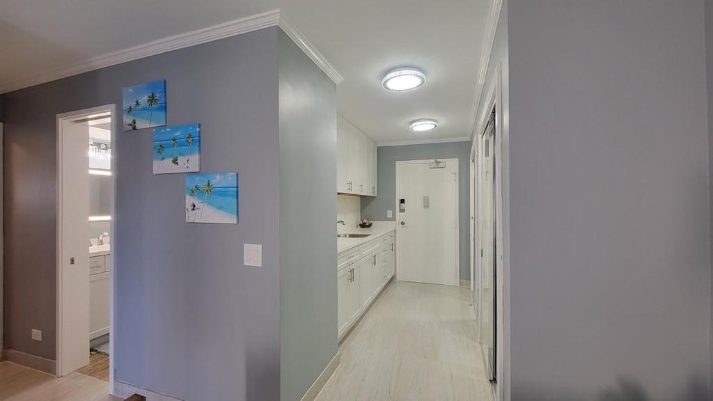 Waikiki Condo 2 Bedrooms 2 Bathrooms with 1 free parking space: Two-Bedroom Apartment photo