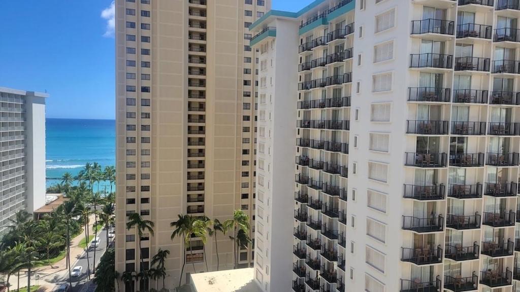 Waikiki Condo 2 Bedrooms 2 Bathrooms with 1 free parking space: Two-Bedroom Apartment photo