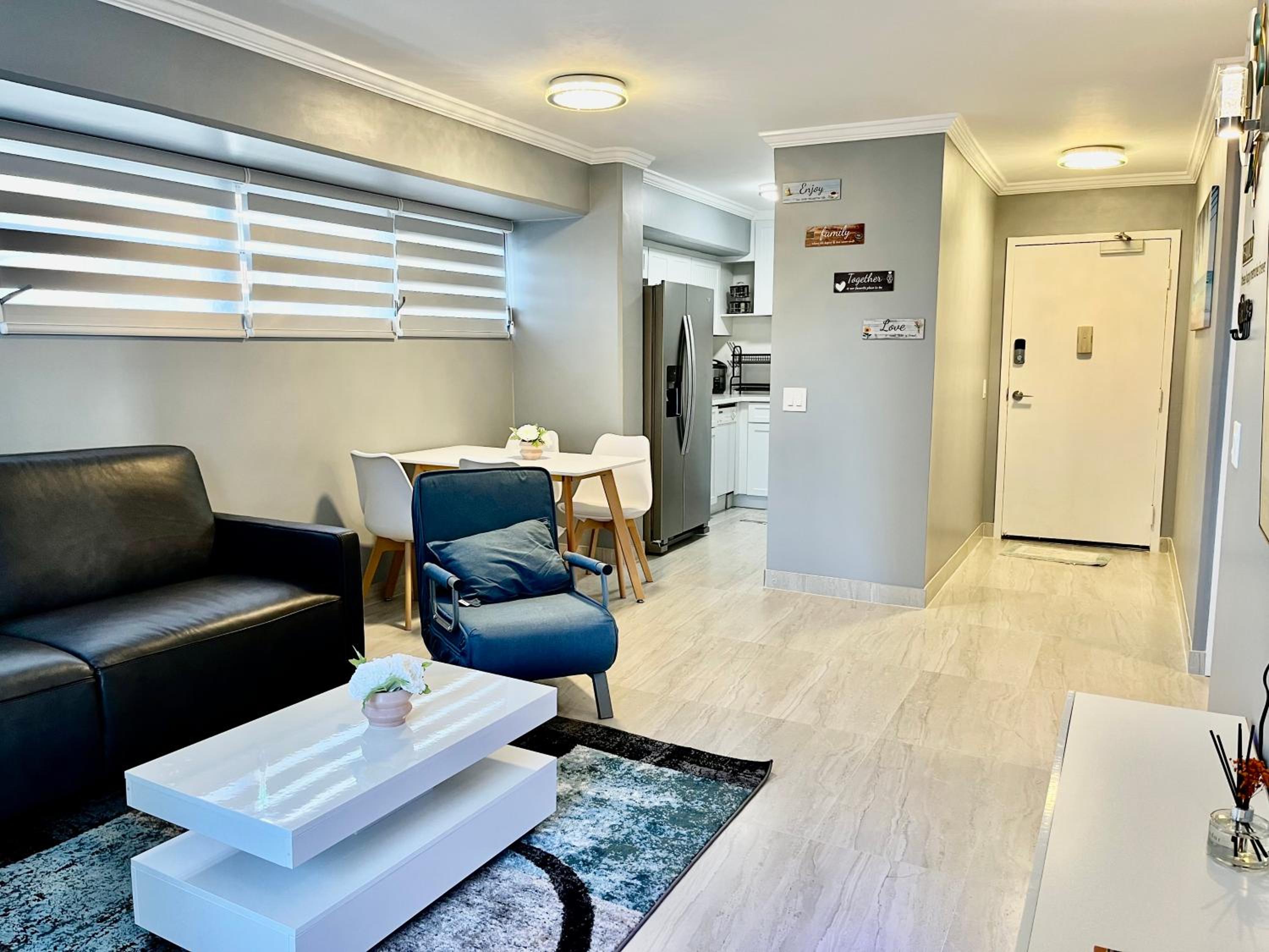Waikiki Condo 2 Bedrooms 2 Bathrooms with 1 free parking space: Two-Bedroom Apartment photo