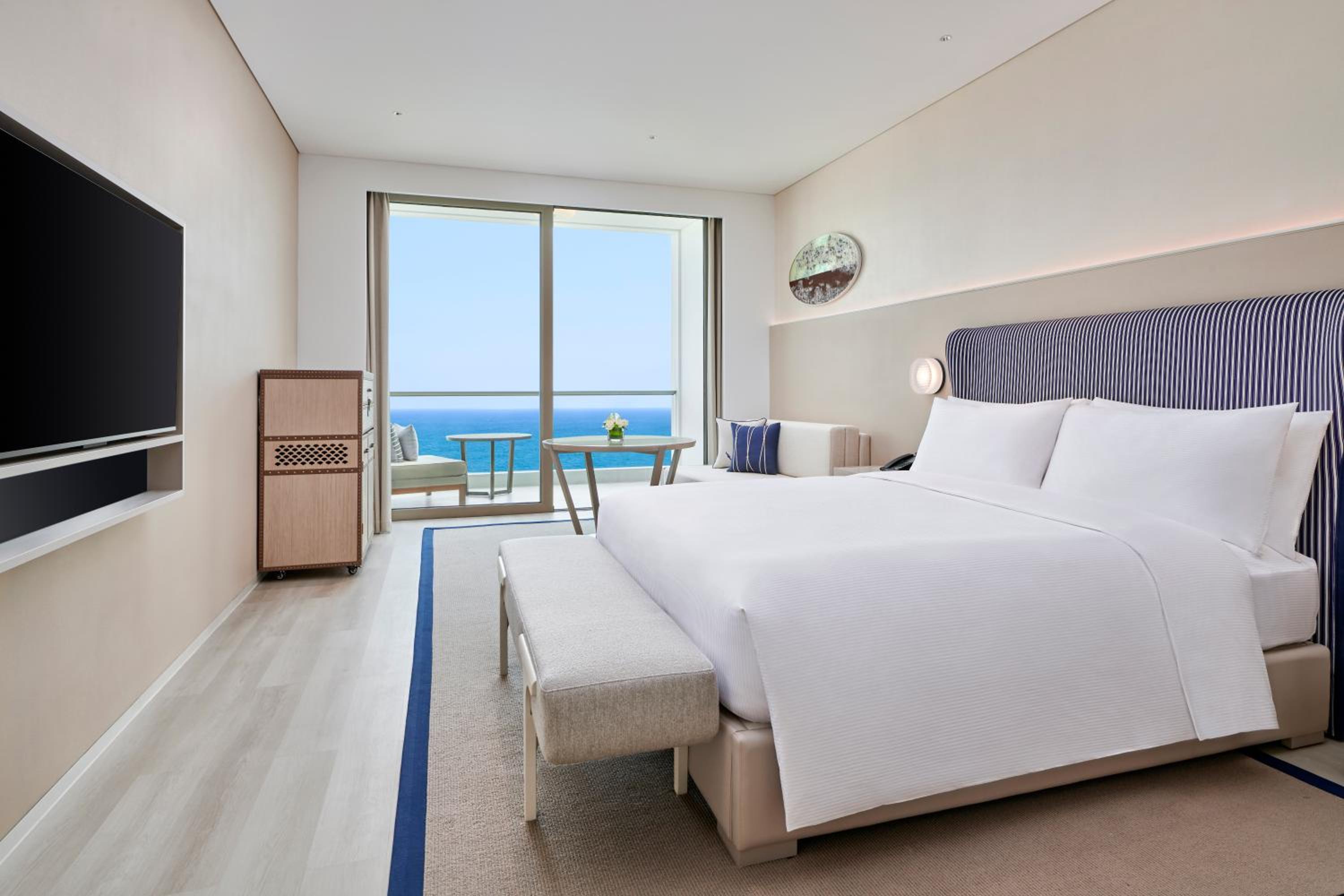 Premium King Room with Ocean View photo 3