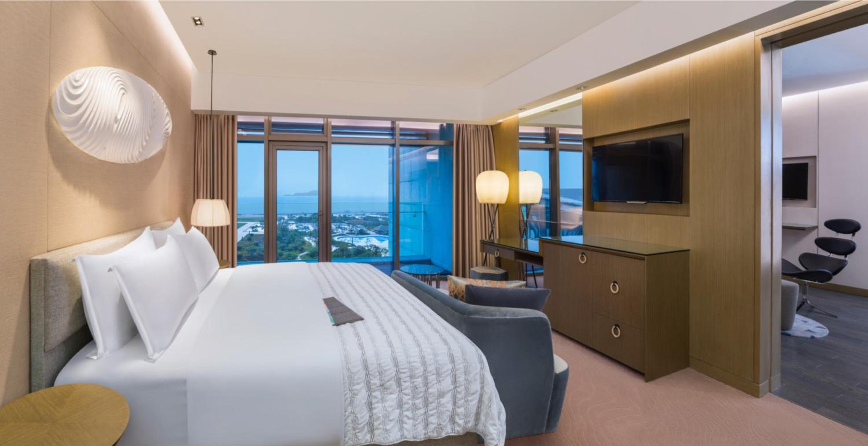 Discovery Seaview Suite, 1 Bedroom Suite, 1 King, Ocean view, Balcony