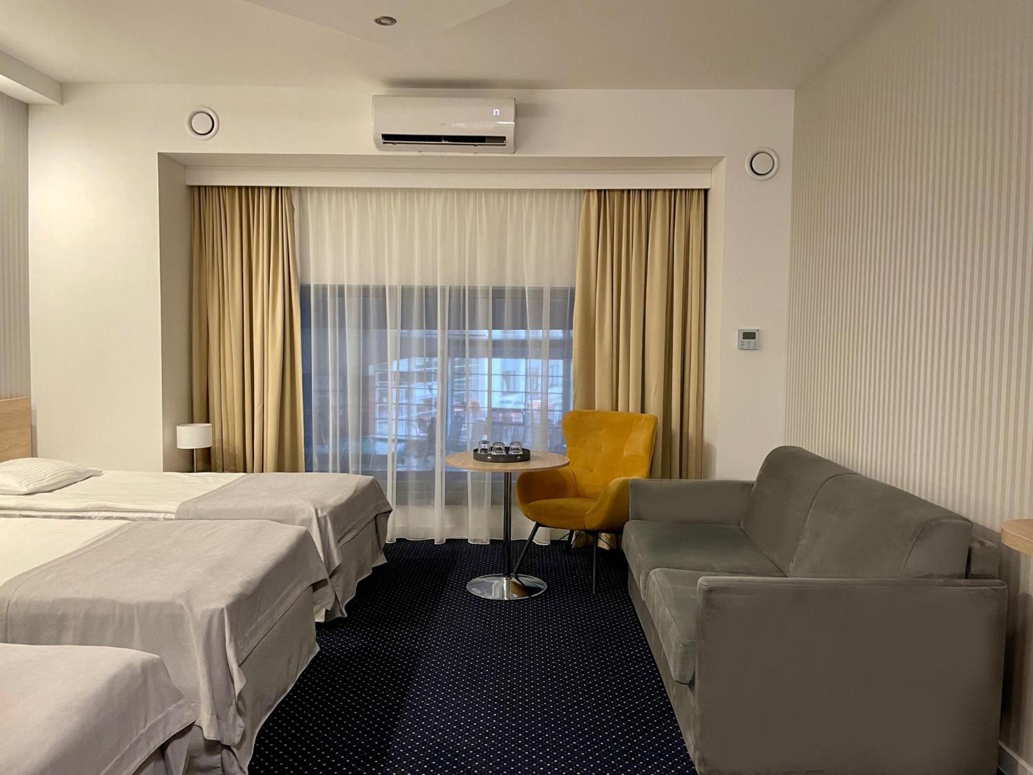 Double Room with internal view (non-opening window with indoor pool view) photo 2