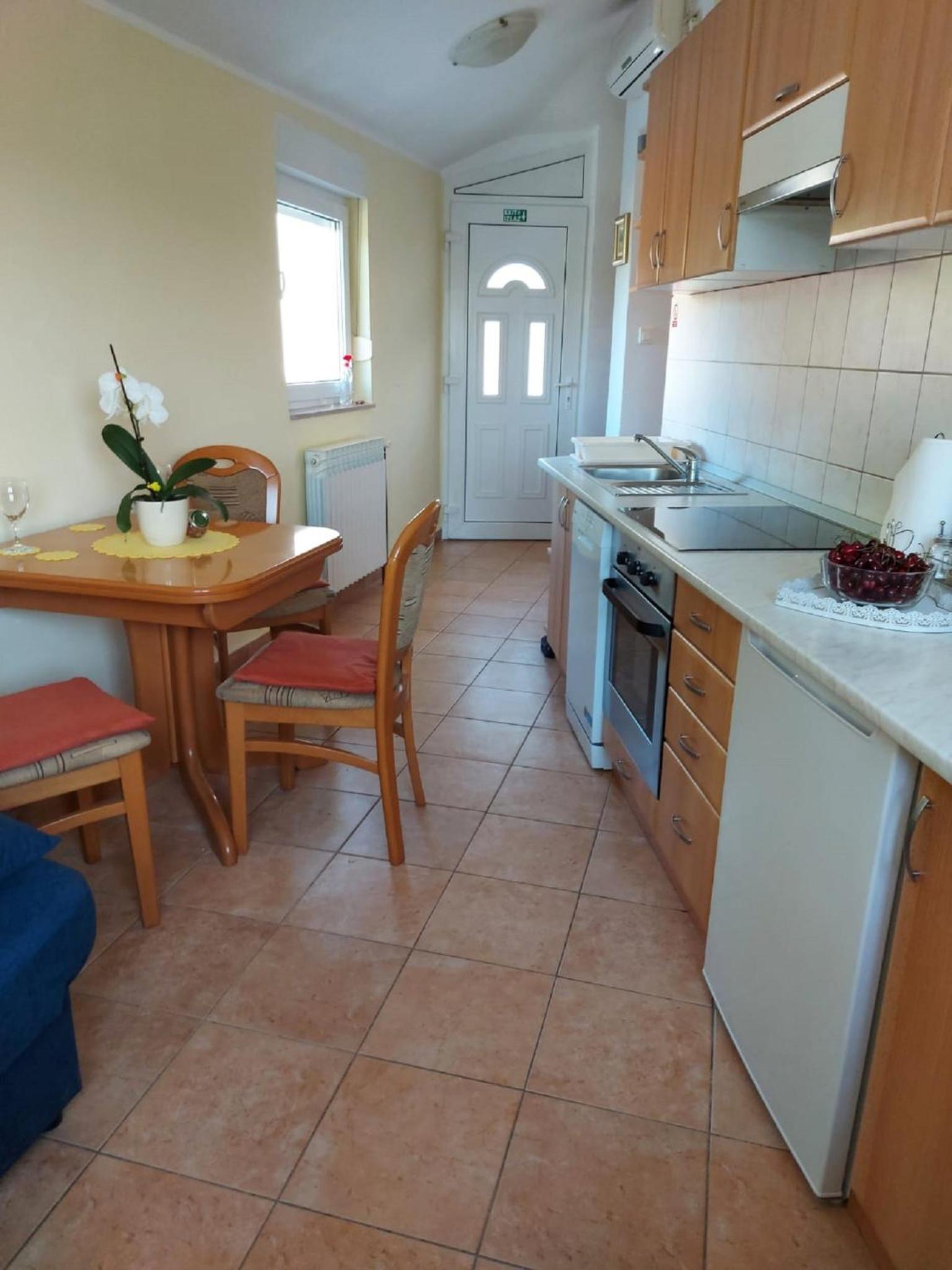 One Bedroom Apartment with Balcony and Sea View - Photo 7