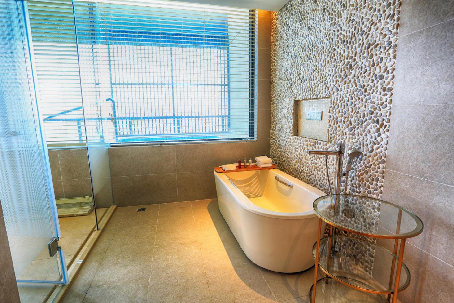 One-Bedroom King Suite - North Tower photo 3