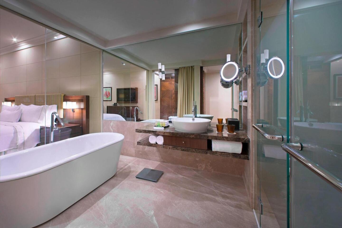 1 King Bed, Executive Lounge Access, Large Private Terrace, Penthouse Suite - Photo 4