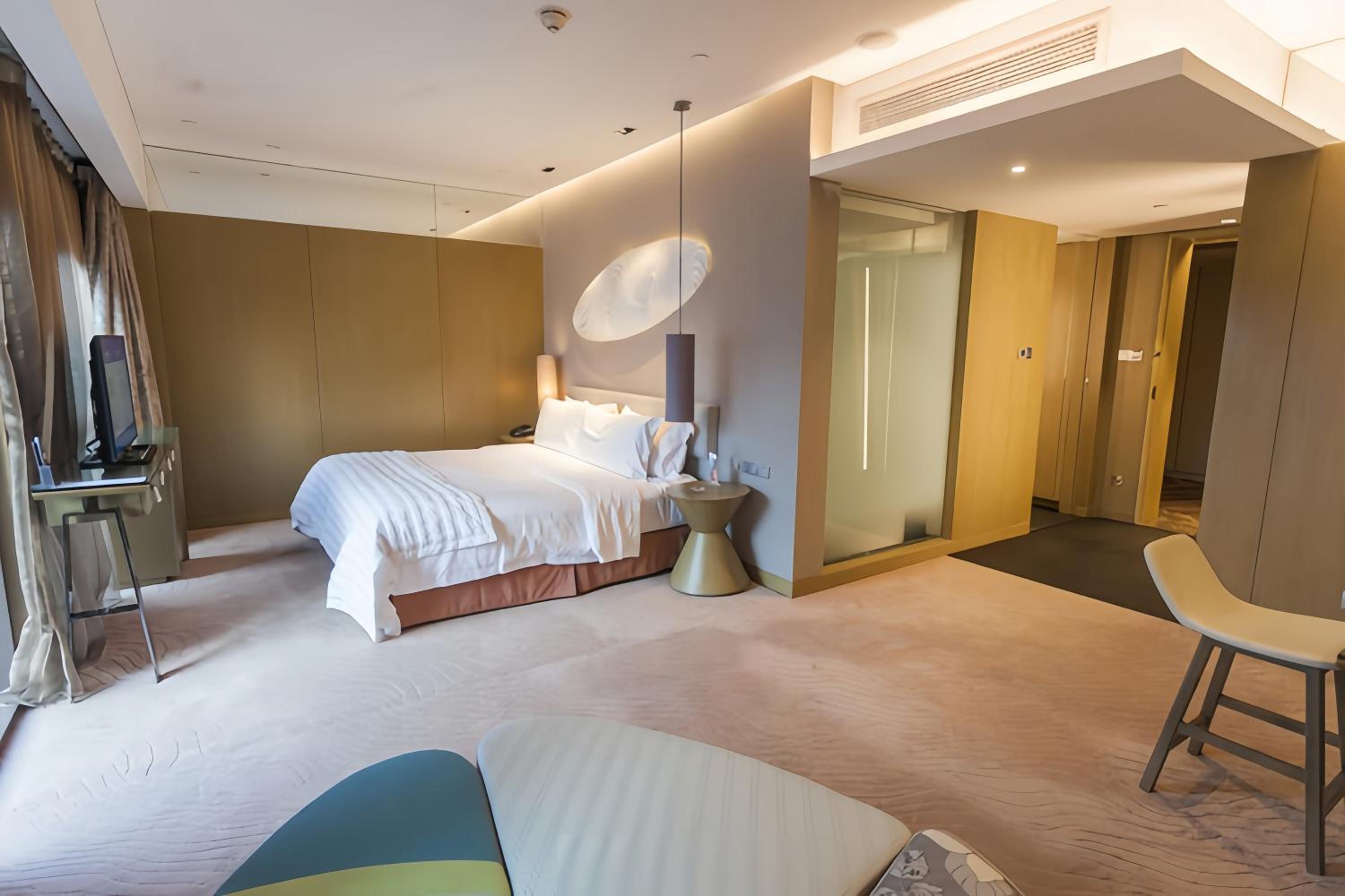 King Bed Guestroom, Guest room, 1 King, City view