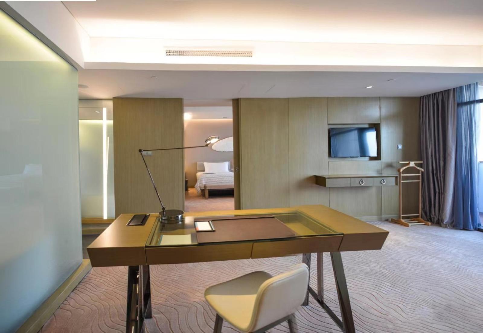 Family Suite, 1 Bedroom Suite, 3 Doubles, City view, Balcony photo 3