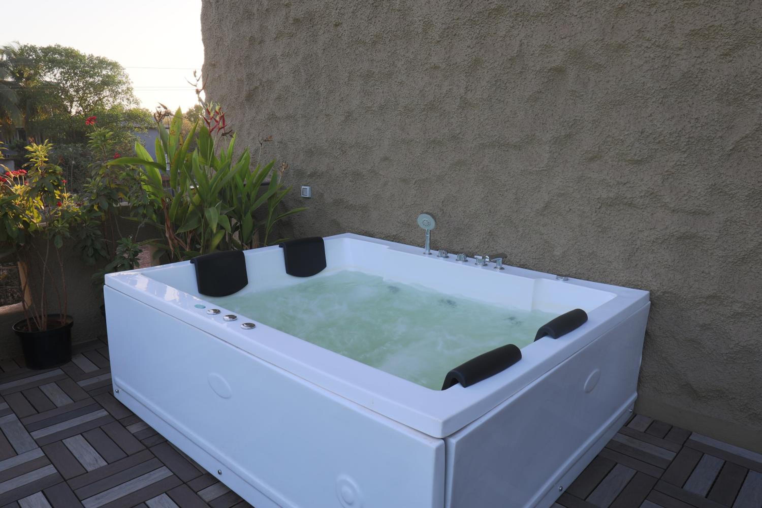 Family Suite with Jacuzzi and Deck – Happy Hours with 2+1 offer on Beverages ( 4 to 7pm only) Family Suite with Jacuzzi and Deck – Happy Hours with 2+1 offer on Beverages ( 4 to 7pm only)