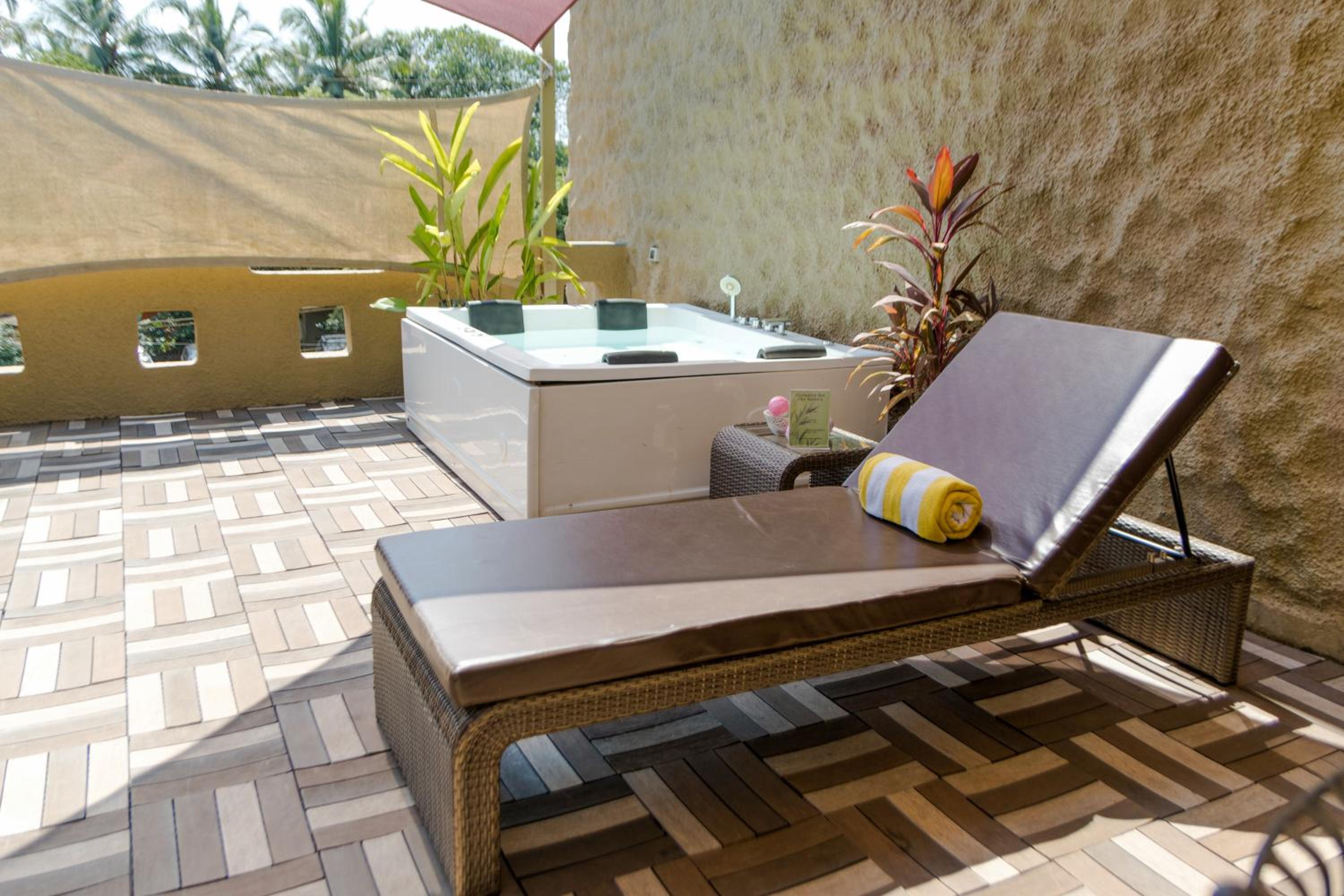 Family Suite with Jacuzzi and Deck – Happy Hours with 2+1 offer on Beverages ( 4 to 7pm only) Family Suite with Jacuzzi and Deck – Happy Hours with 2+1 offer on Beverages ( 4 to 7pm only)