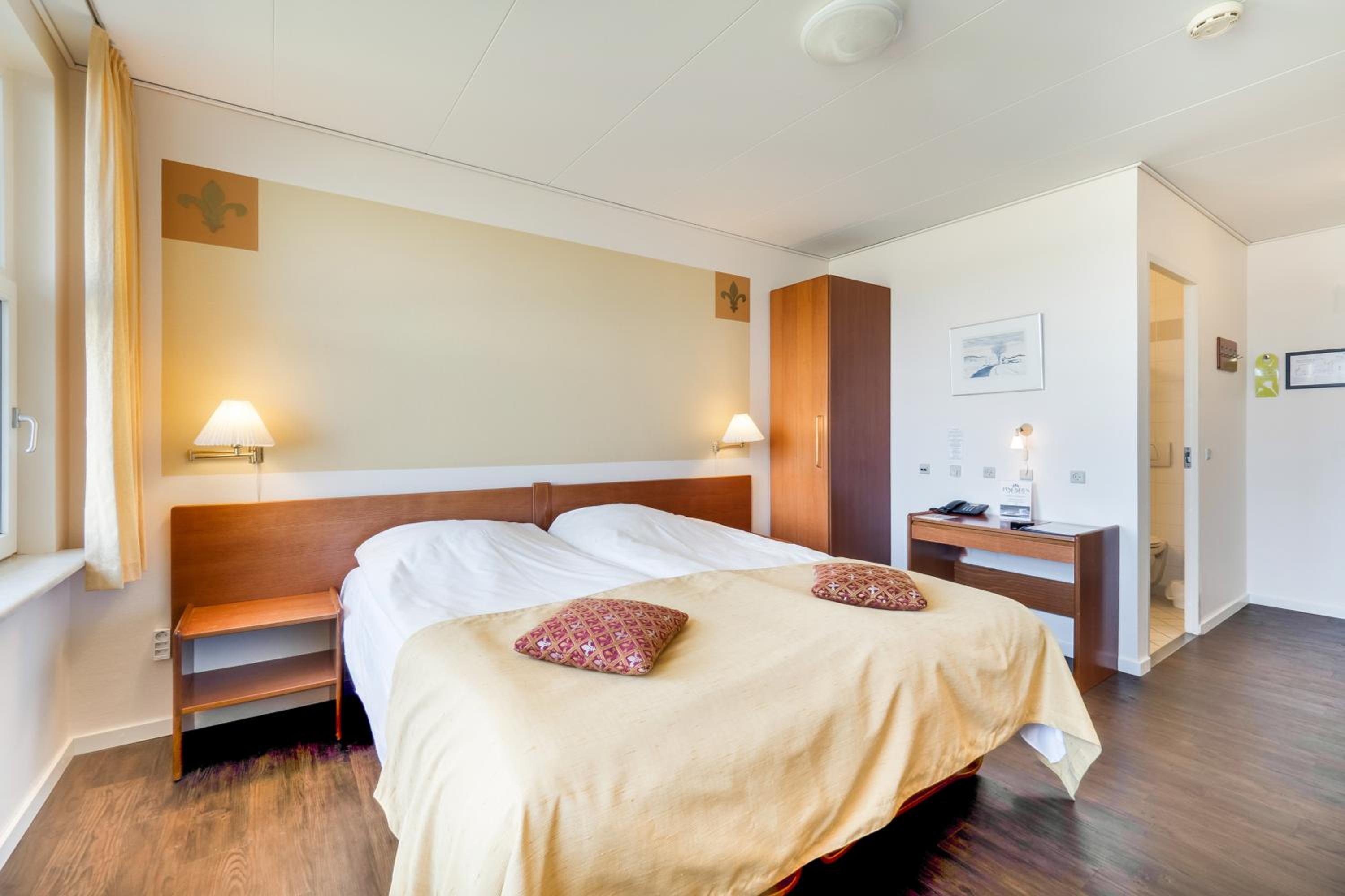 Double or Twin Room with Fjord View - Photo 2