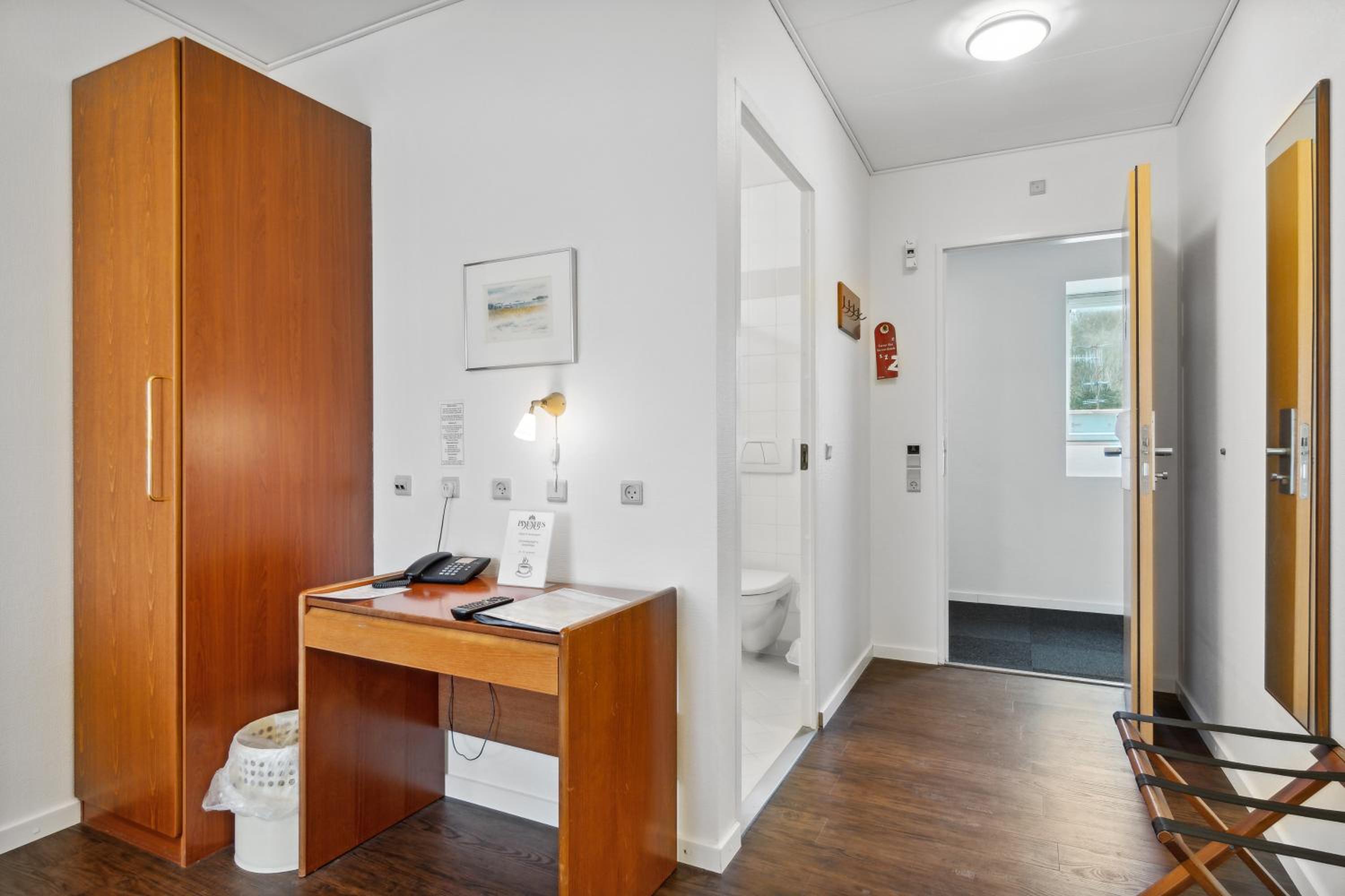 Double or Twin Room with Fjord View - Photo 3