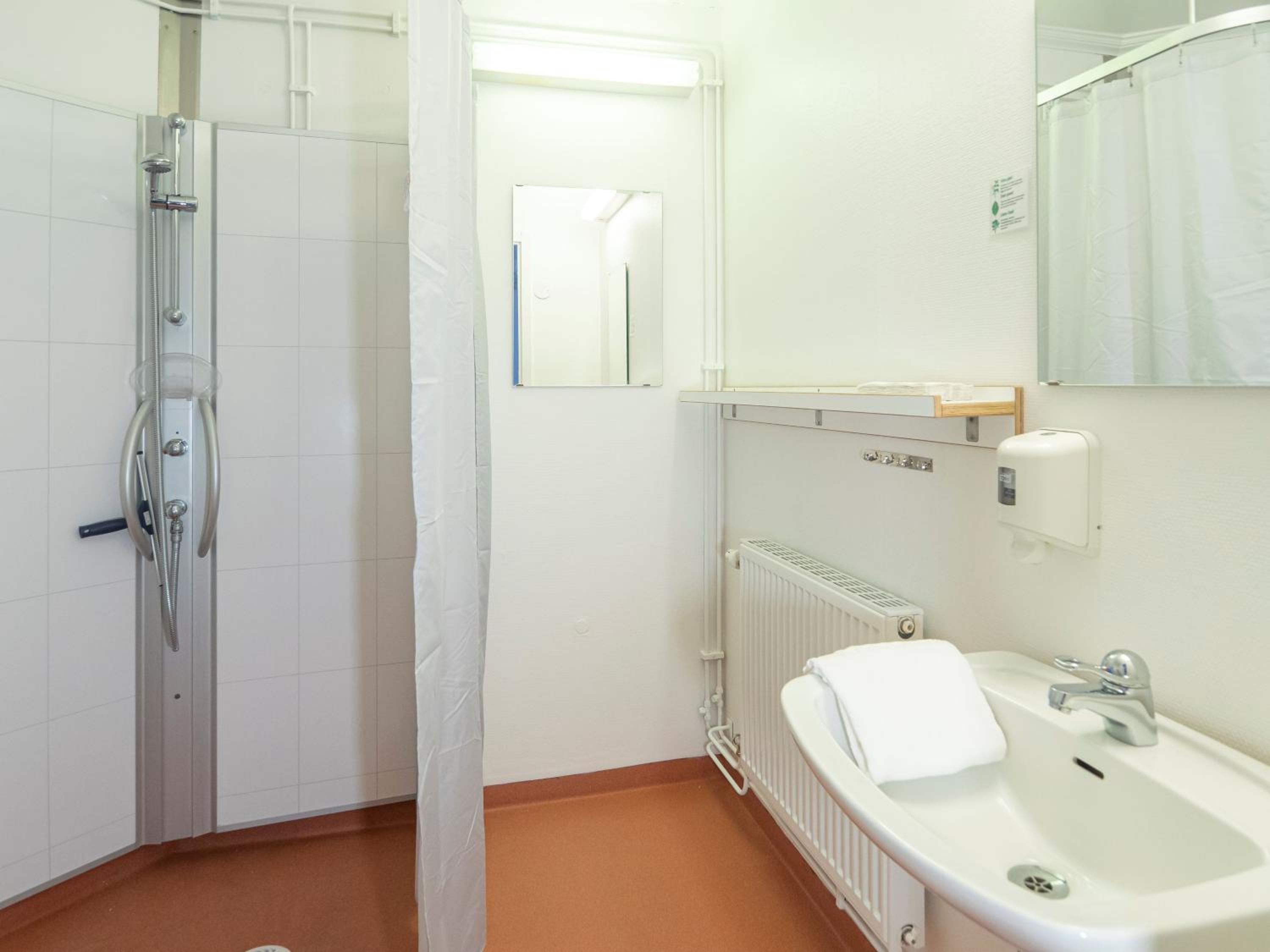 One-Bedroom Apartment - Photo 3