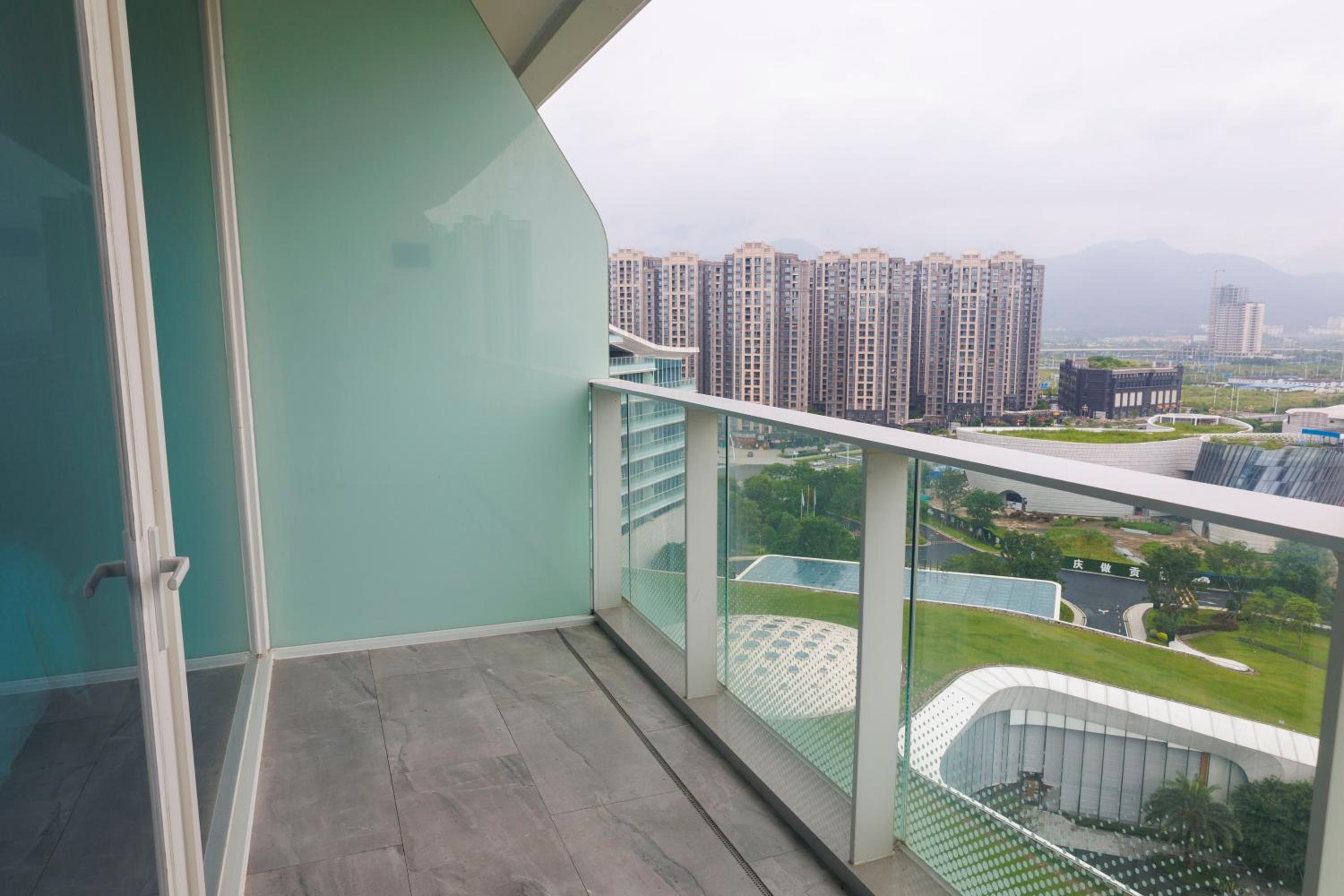 Premium King Room - Photo 8