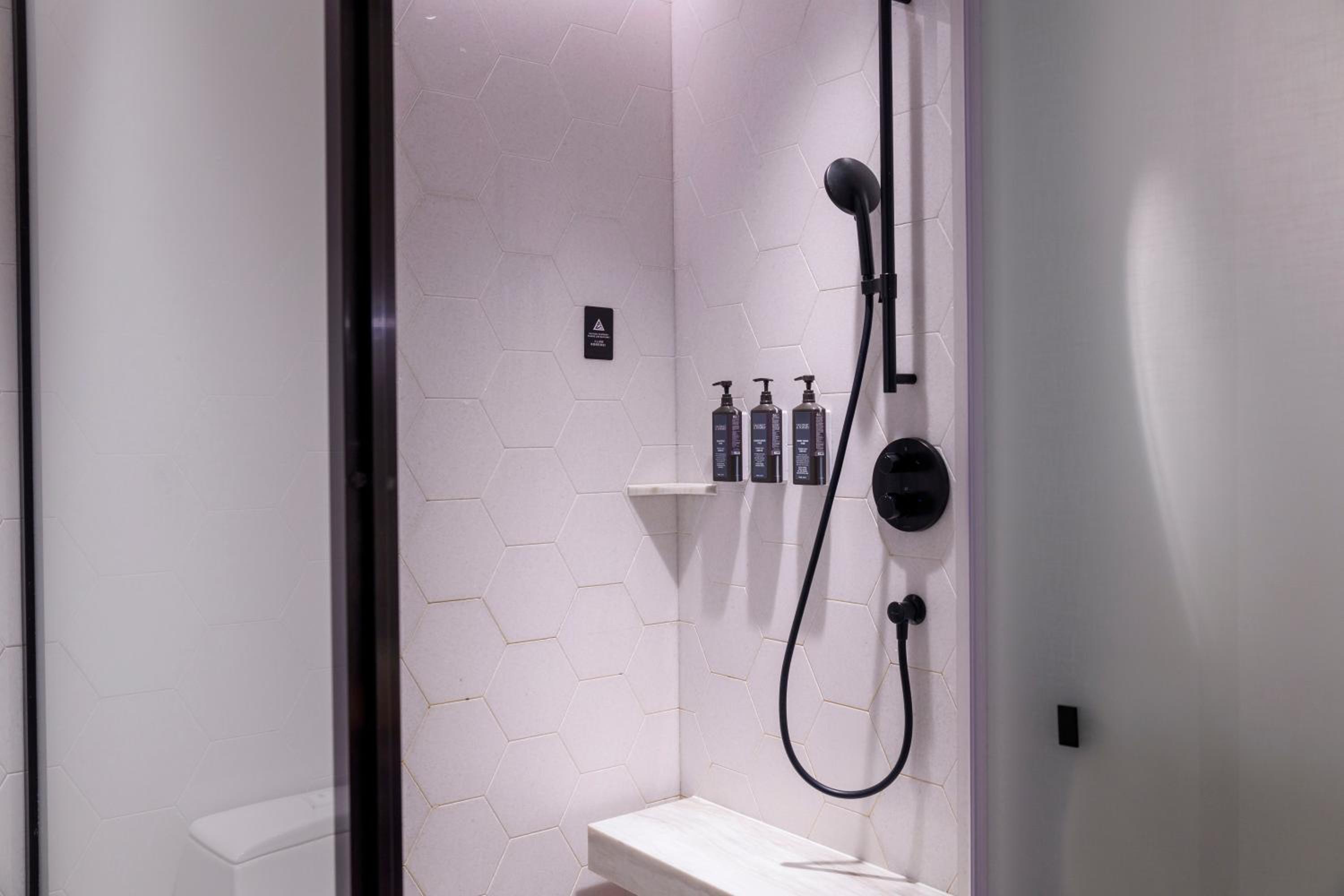 Deluxe Suite - Photo 7
