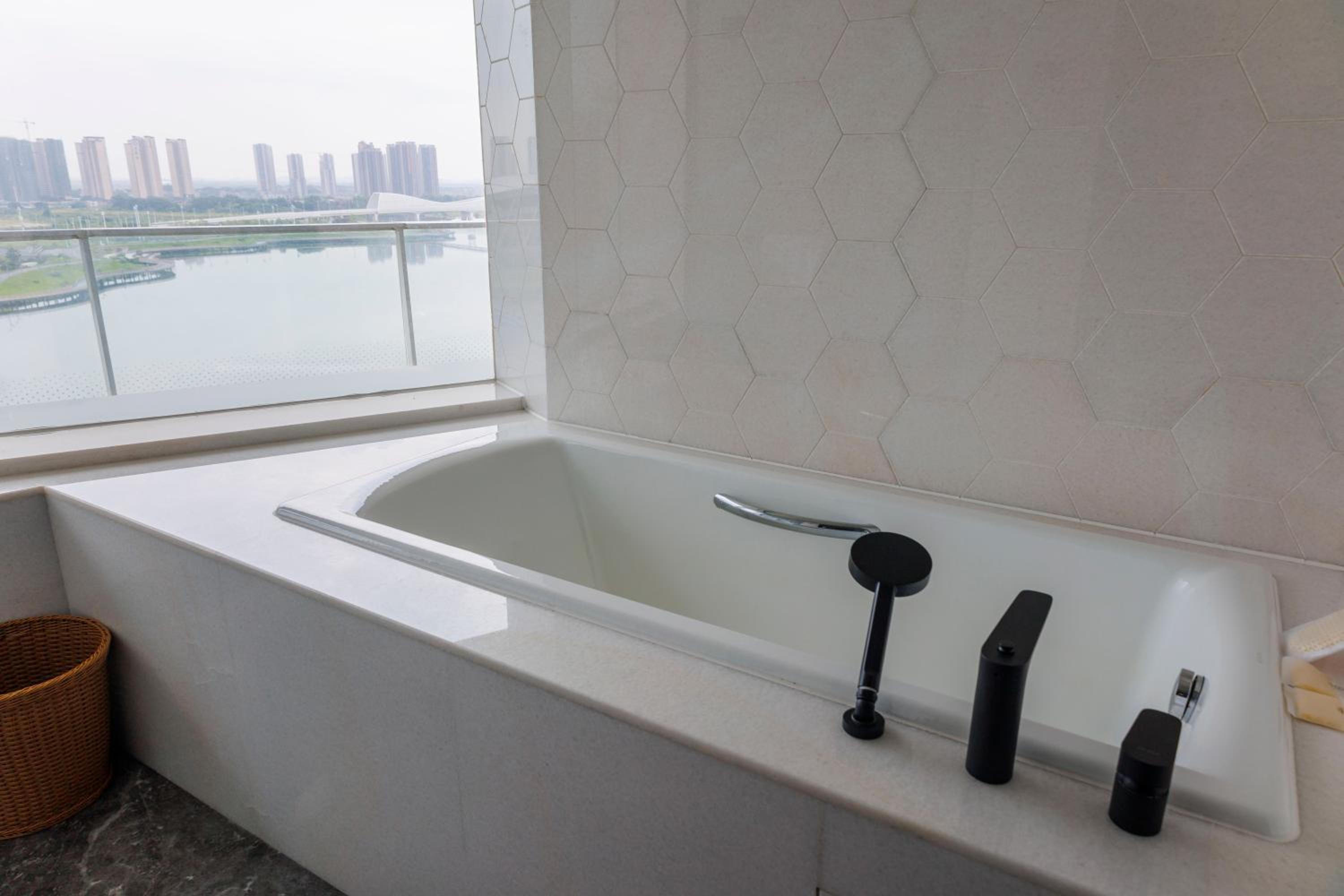Deluxe Suite - Photo 6