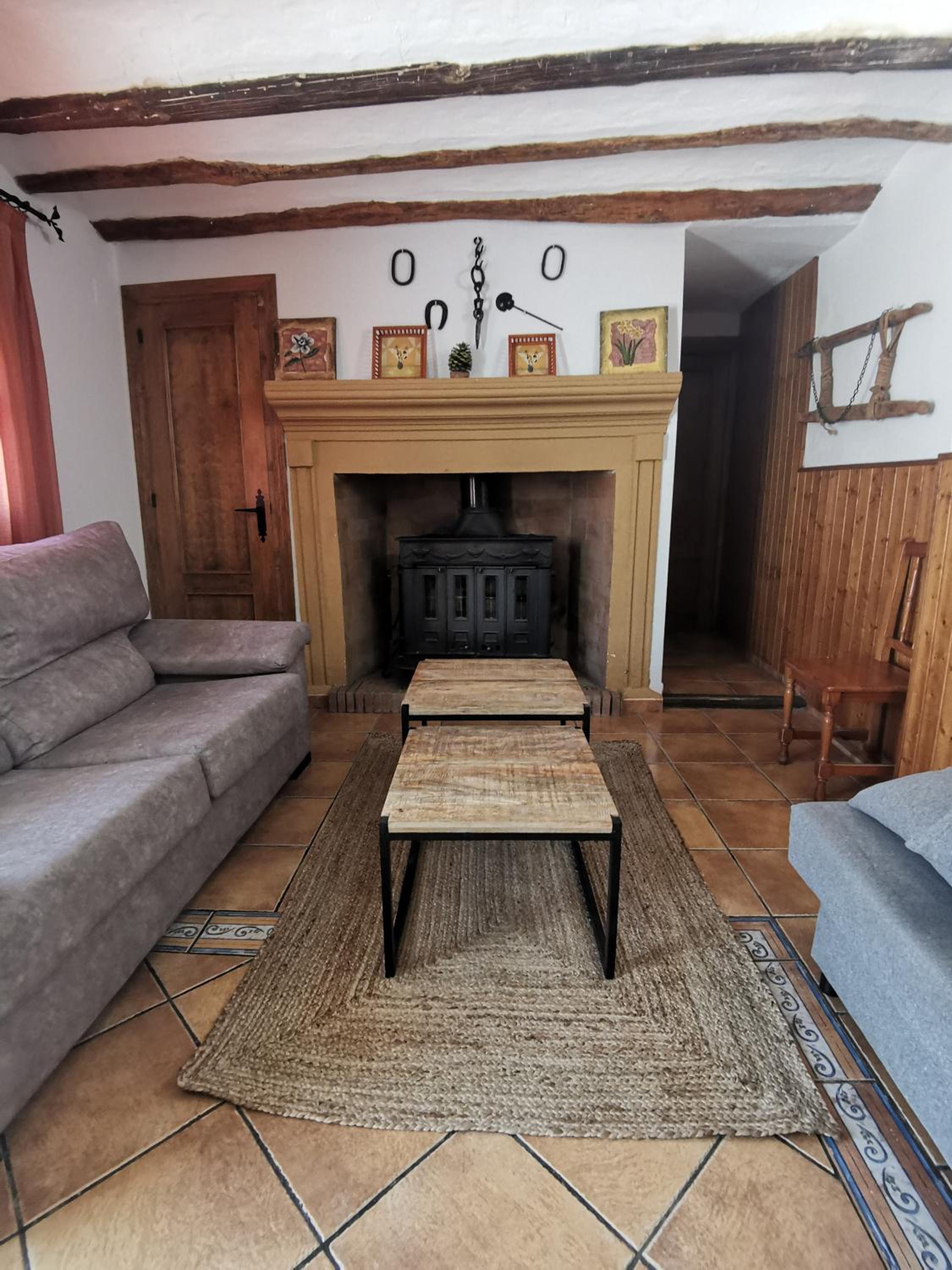 Five-Bedroom House - Photo 1