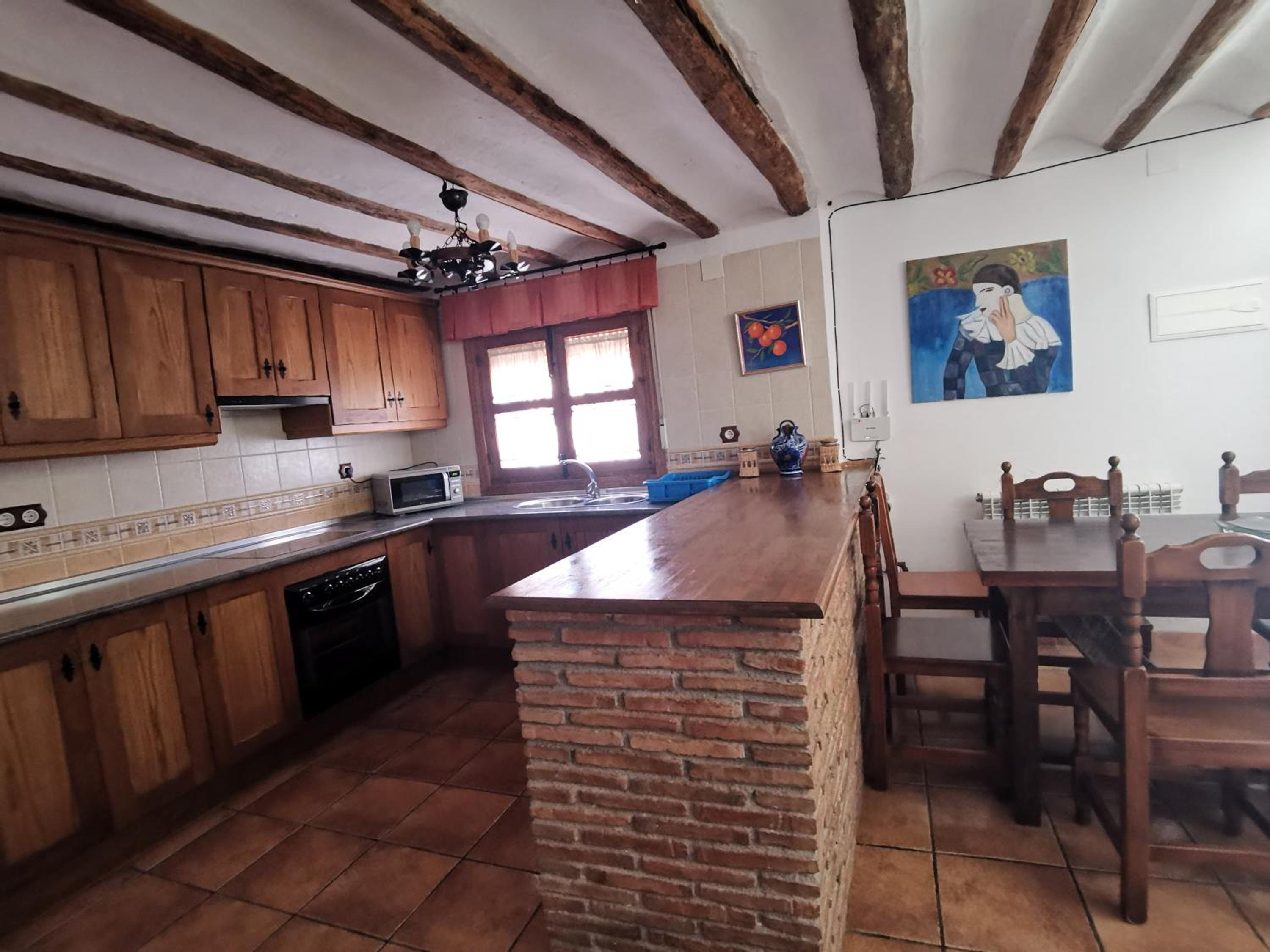 Five-Bedroom House - Photo 9