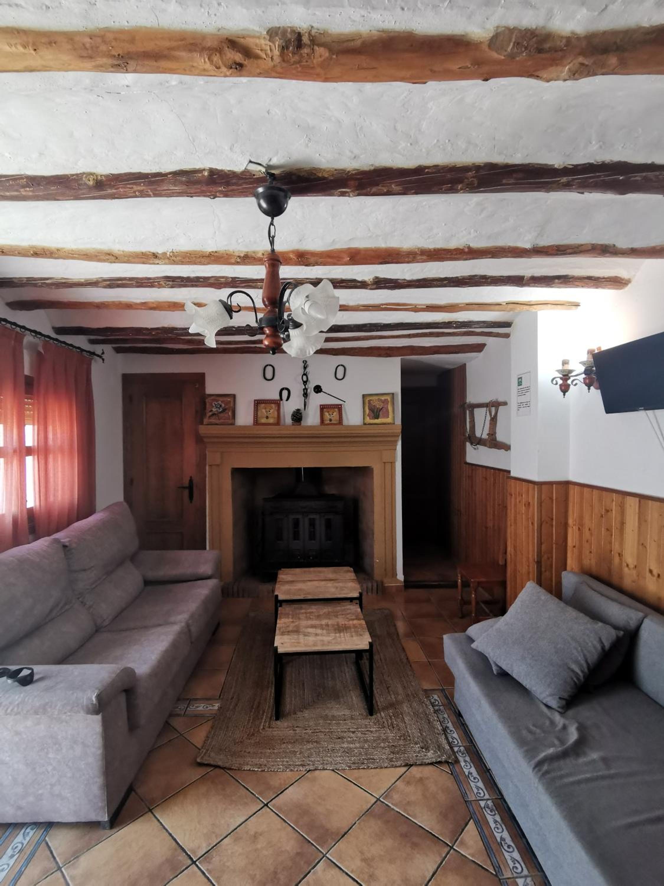 Five-Bedroom House - Photo 8