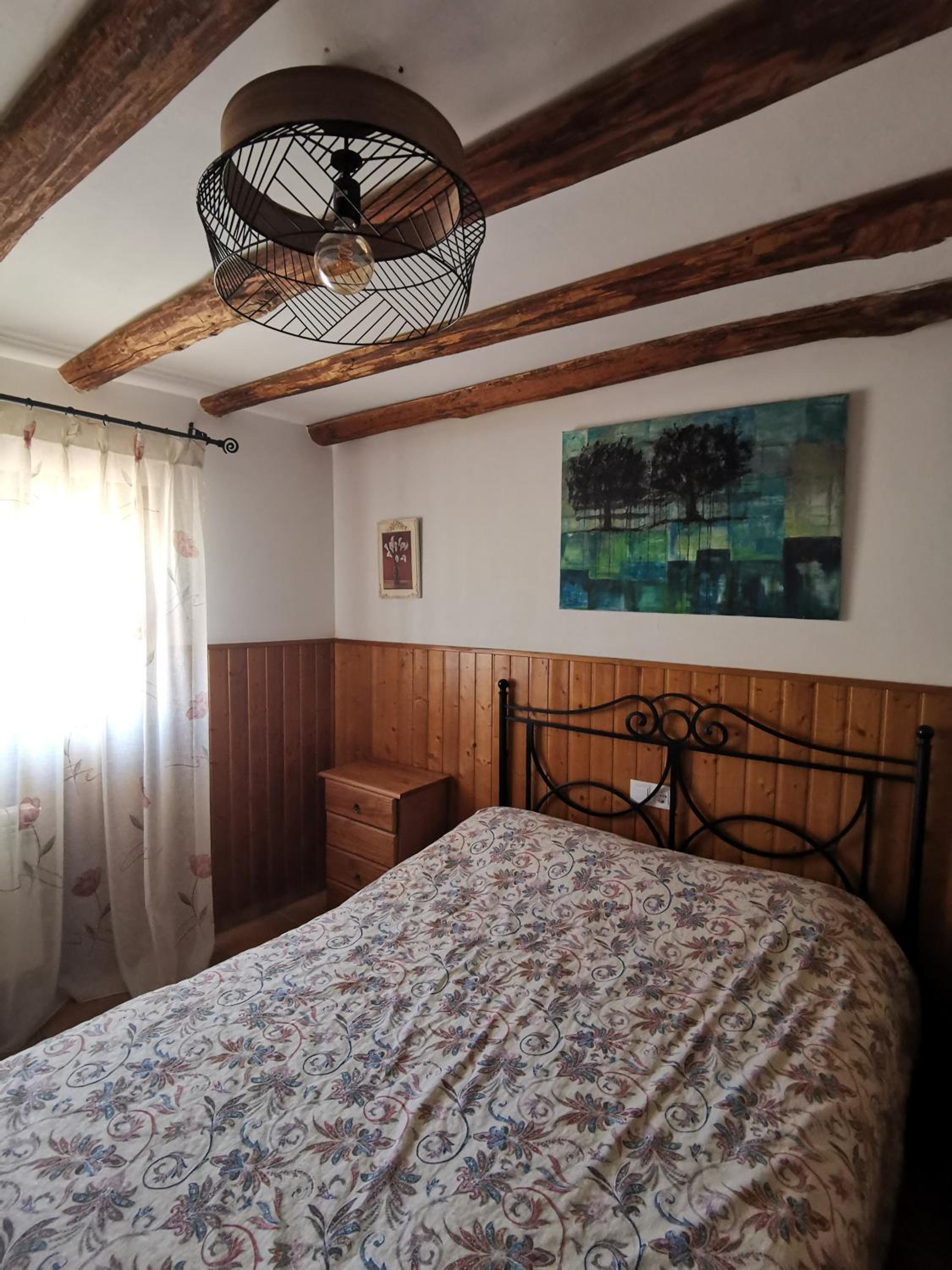 Five-Bedroom House - Photo 3