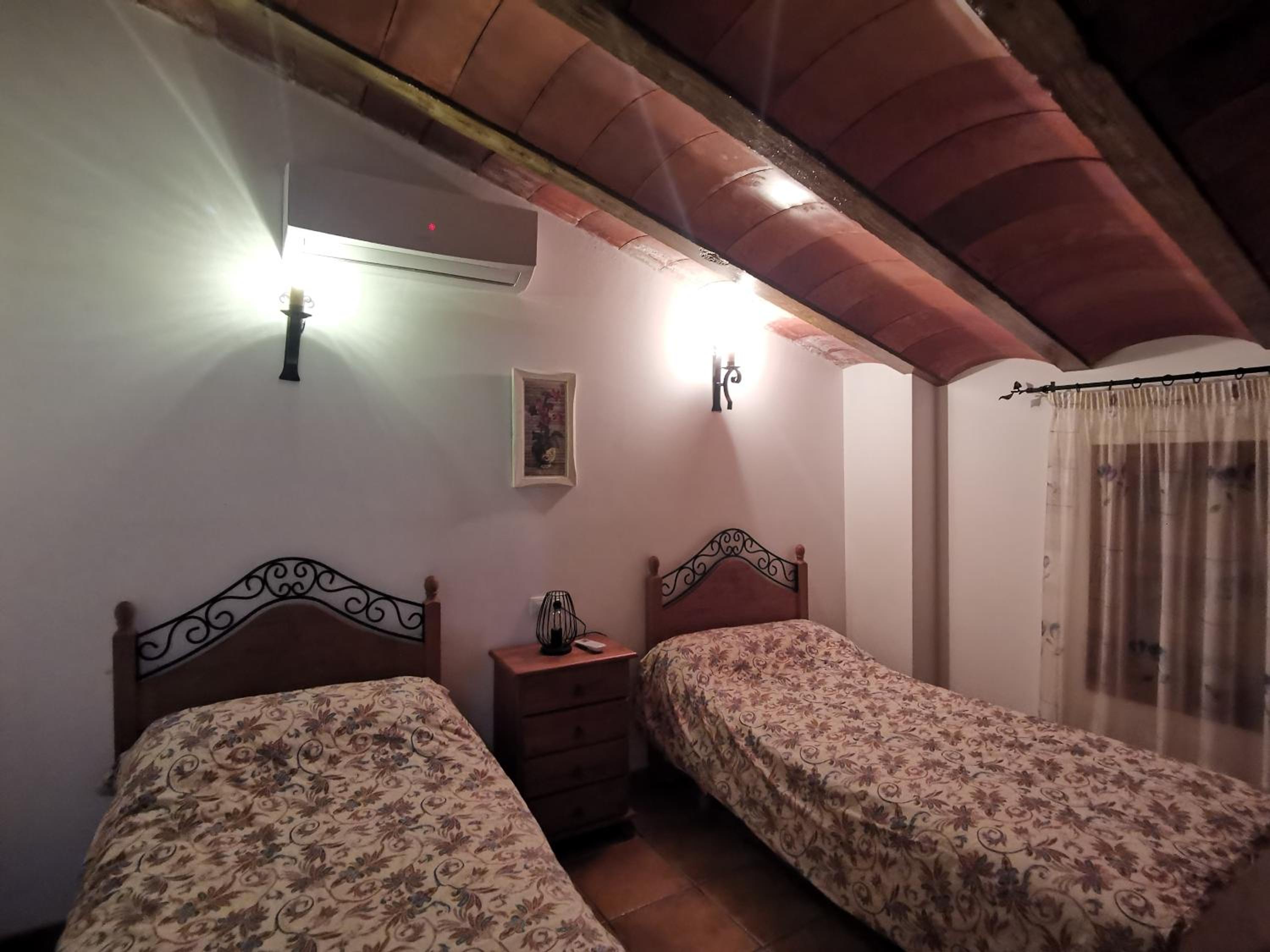 Five-Bedroom House - Photo 4