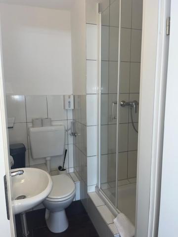 Double Room with Private Bathroom - Photo 2