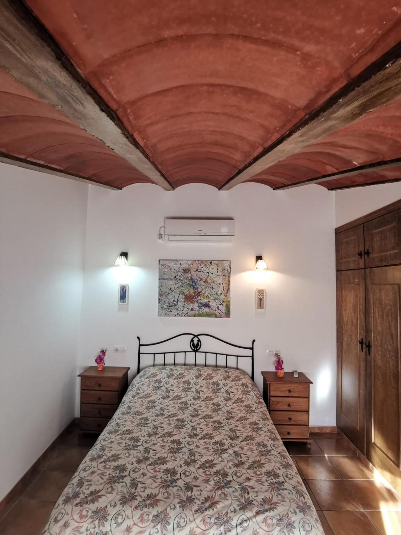Five-Bedroom House - Photo 10