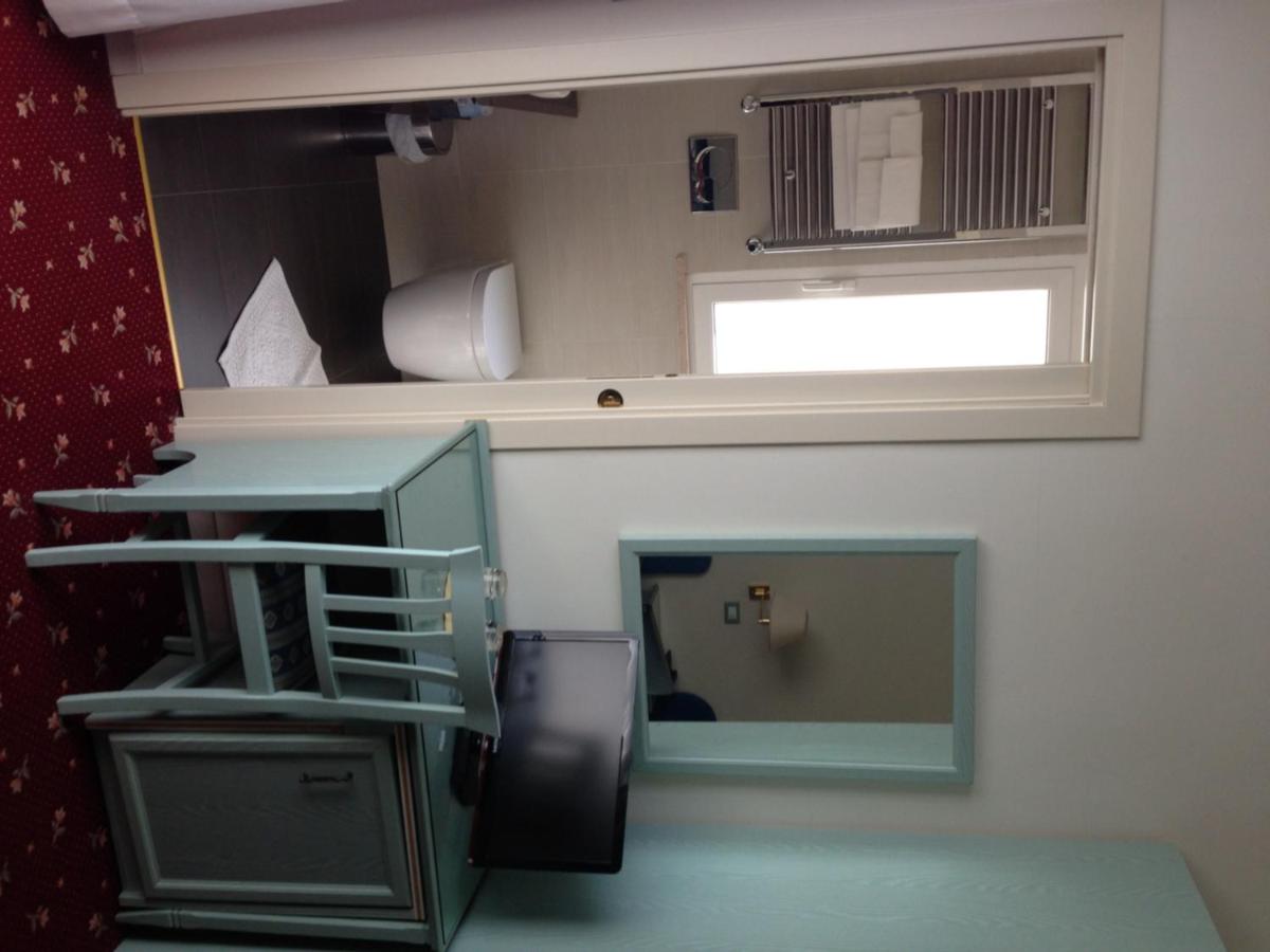 Triple Room with Sea View - Photo 9
