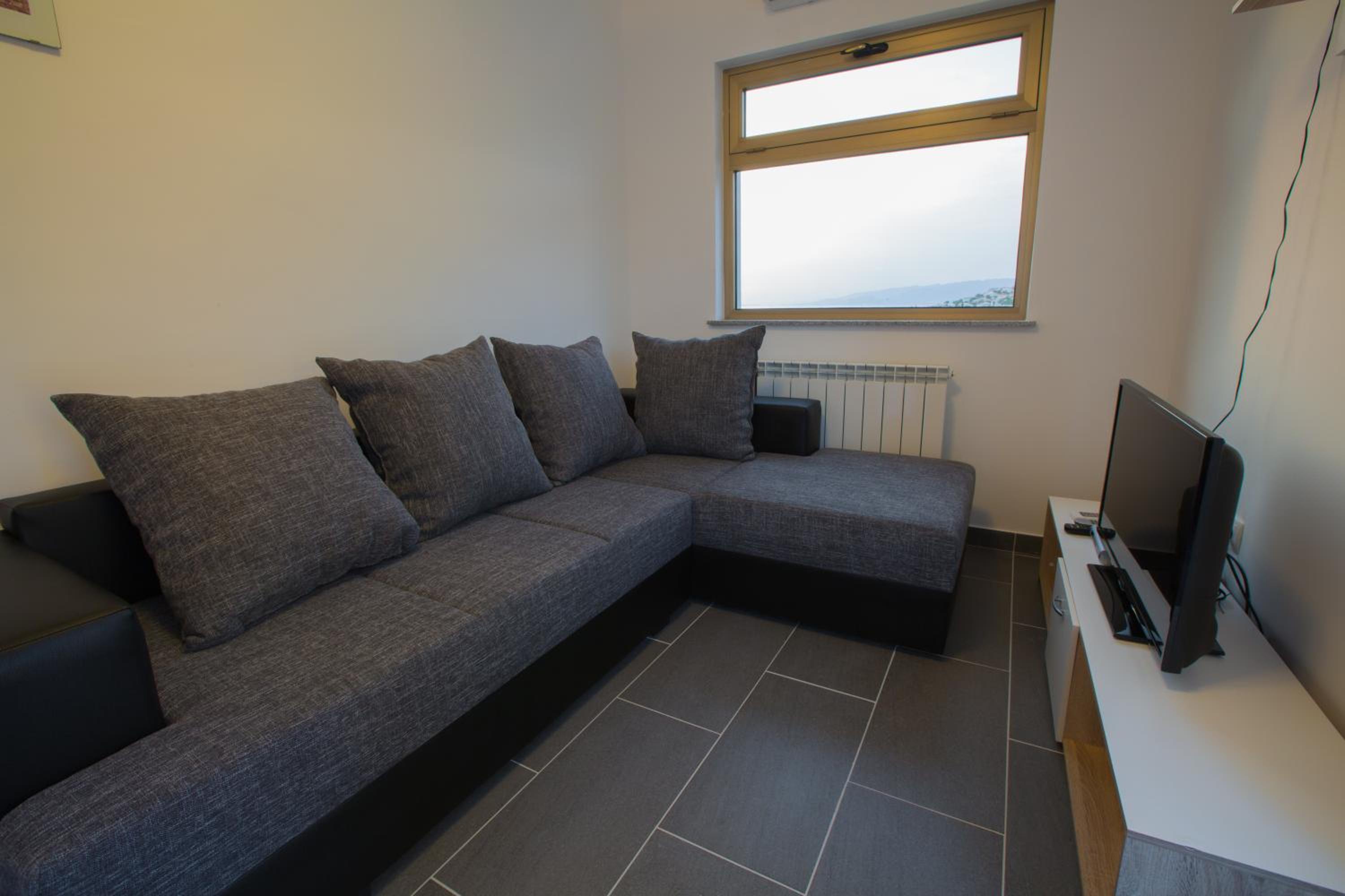 One-Bedroom Apartment with Terrace and Sea View - Photo 1