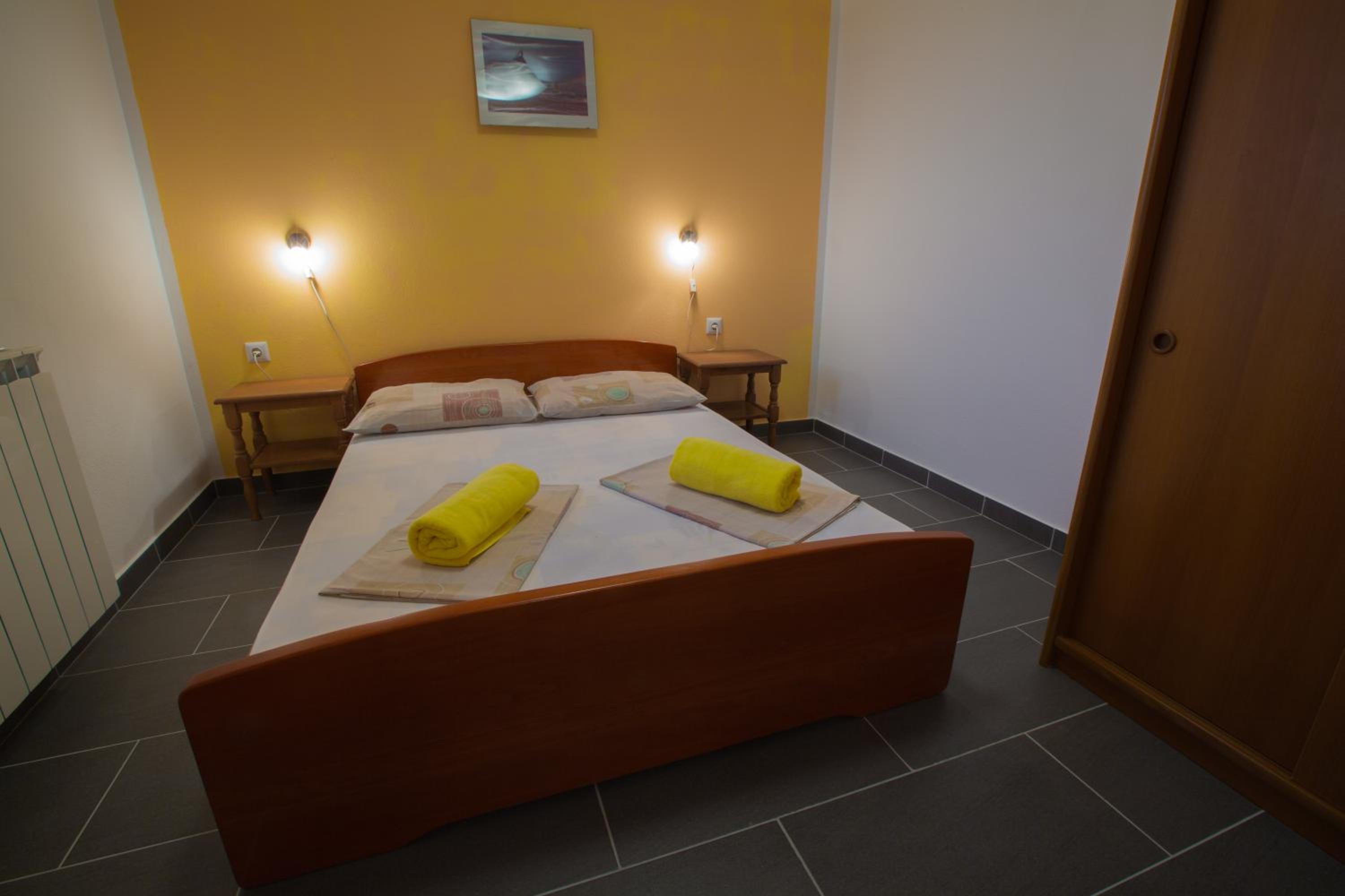 One-Bedroom Apartment with Terrace and Sea View - Photo 2