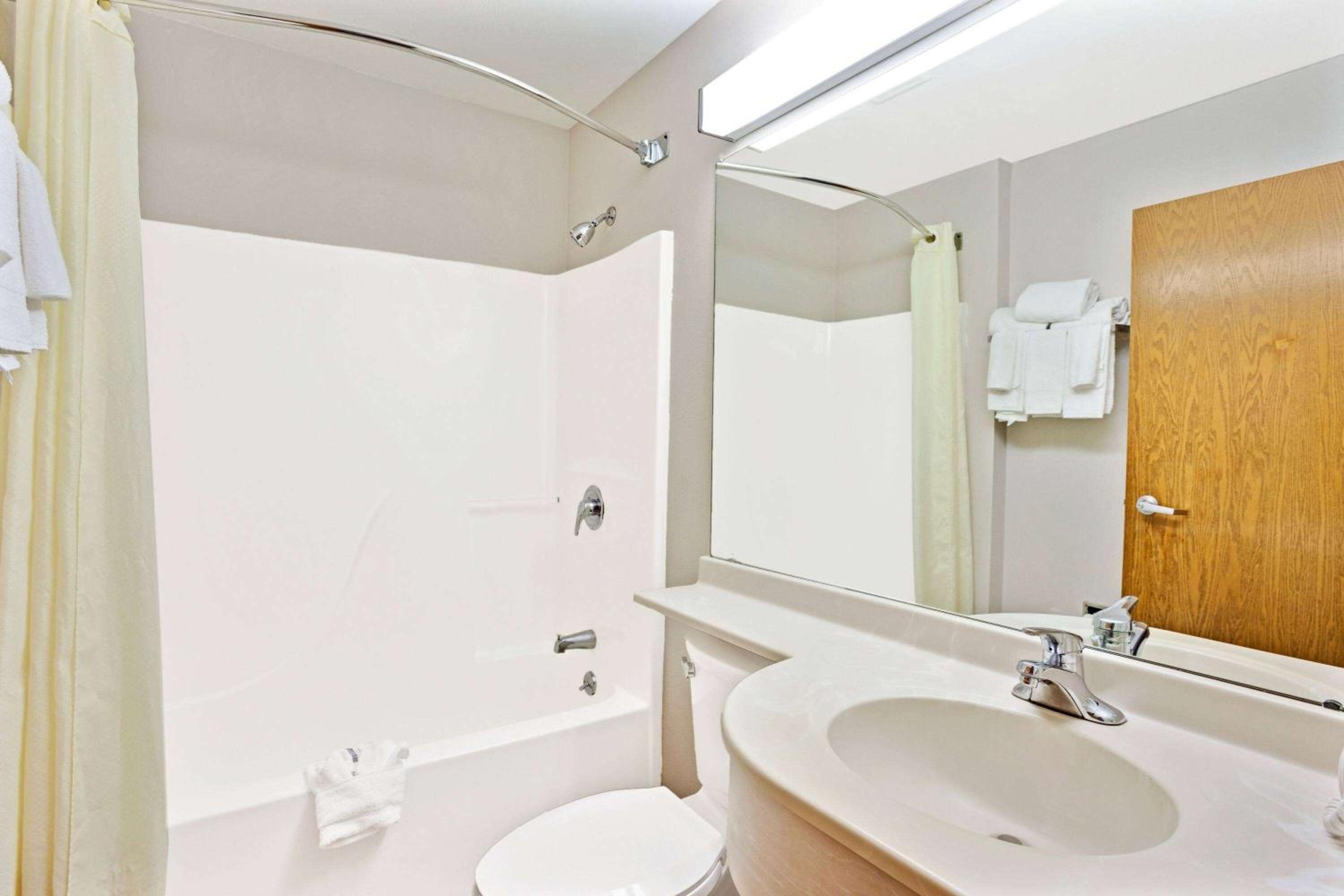 Queen Room - Non-Smoking - Photo 3