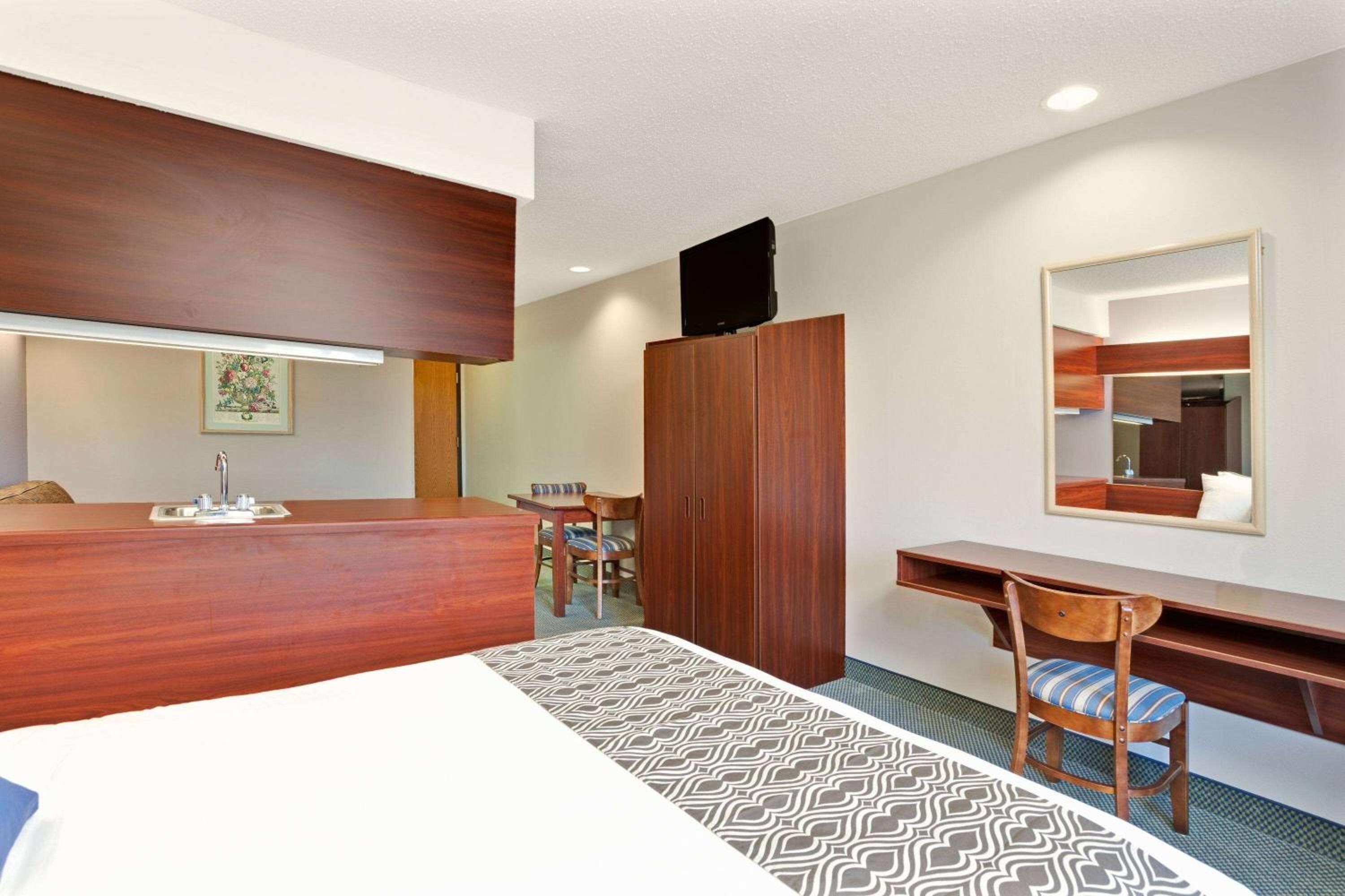 Queen Studio Suite - Non-Smoking - Photo 3