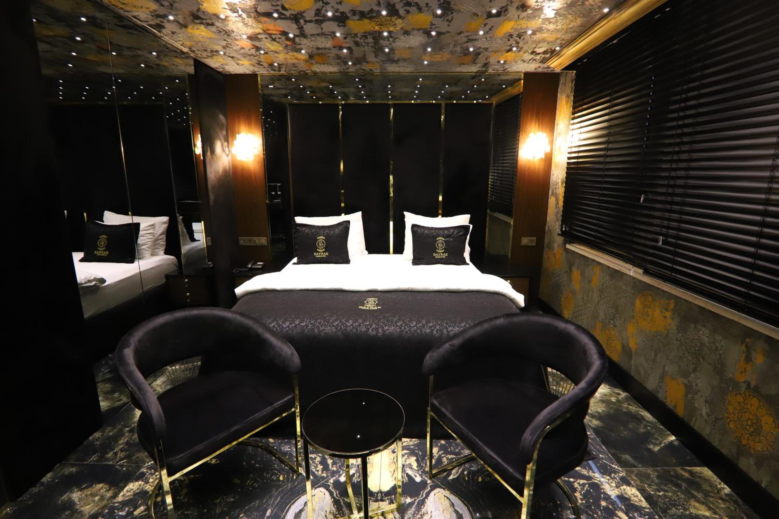 Queen Room with Jacuzzi - Photo 7