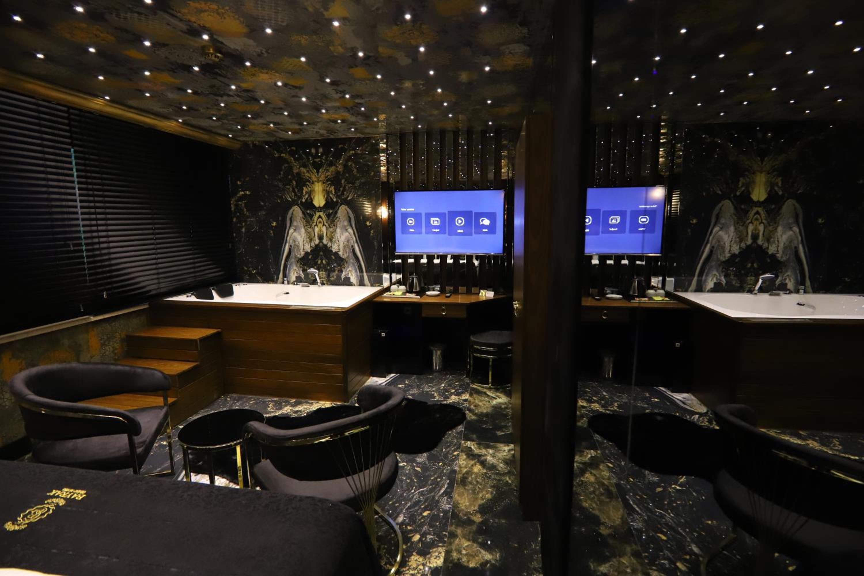 Queen Room with Jacuzzi - Photo 8