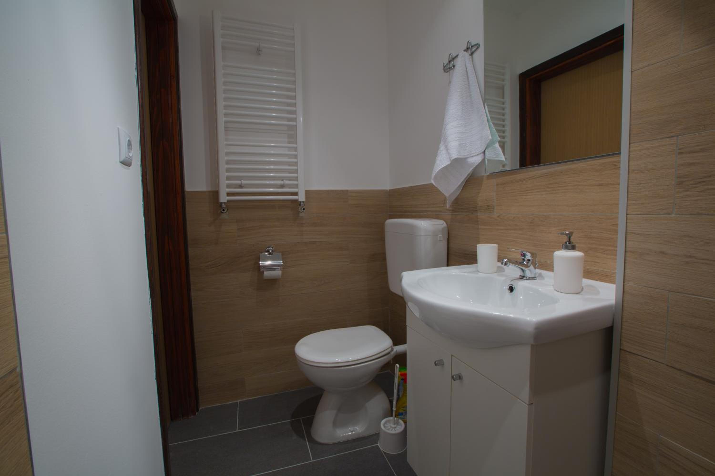 One-Bedroom Apartment with Terrace and Sea View - Photo 4