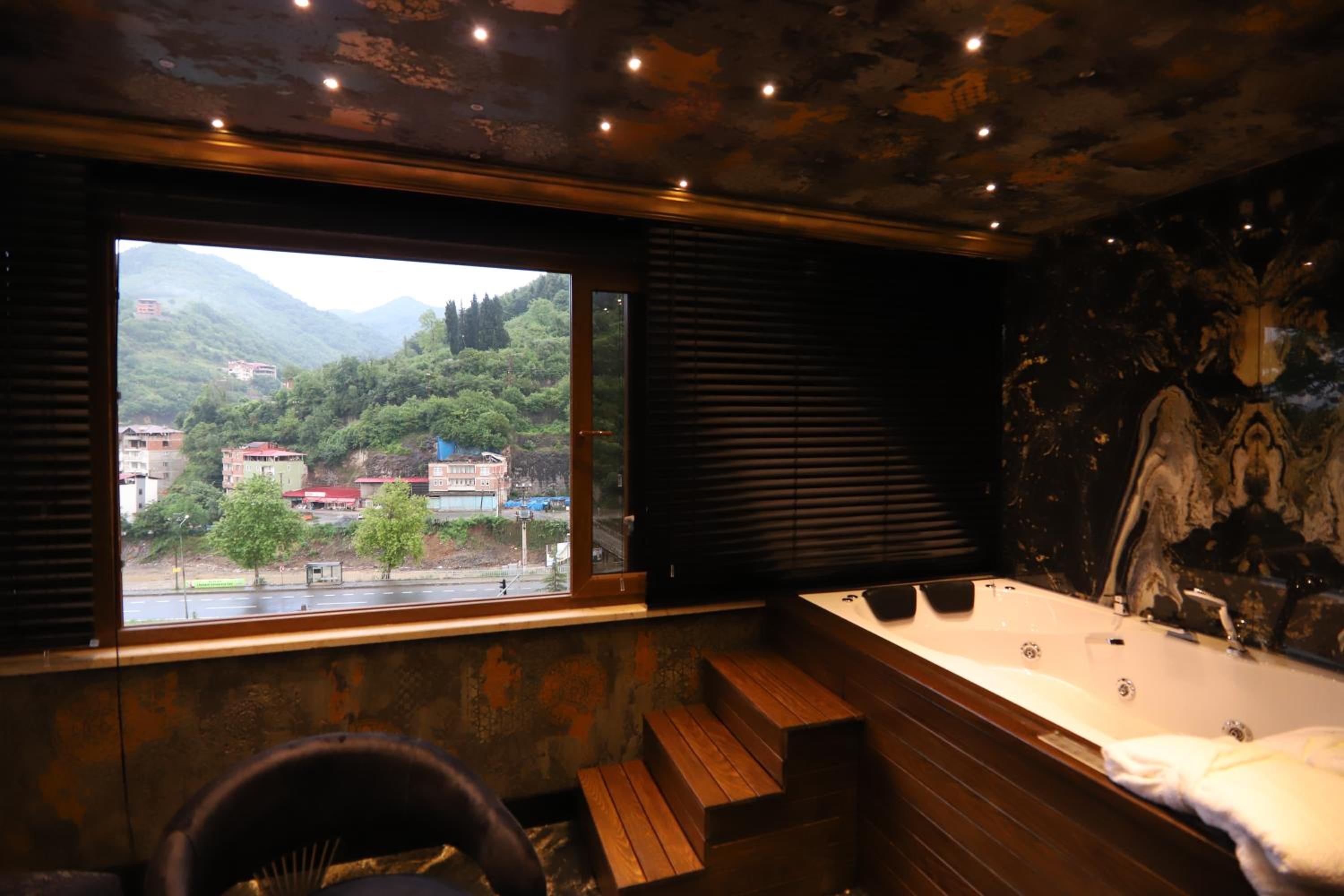 Queen Room with Jacuzzi - Photo 9