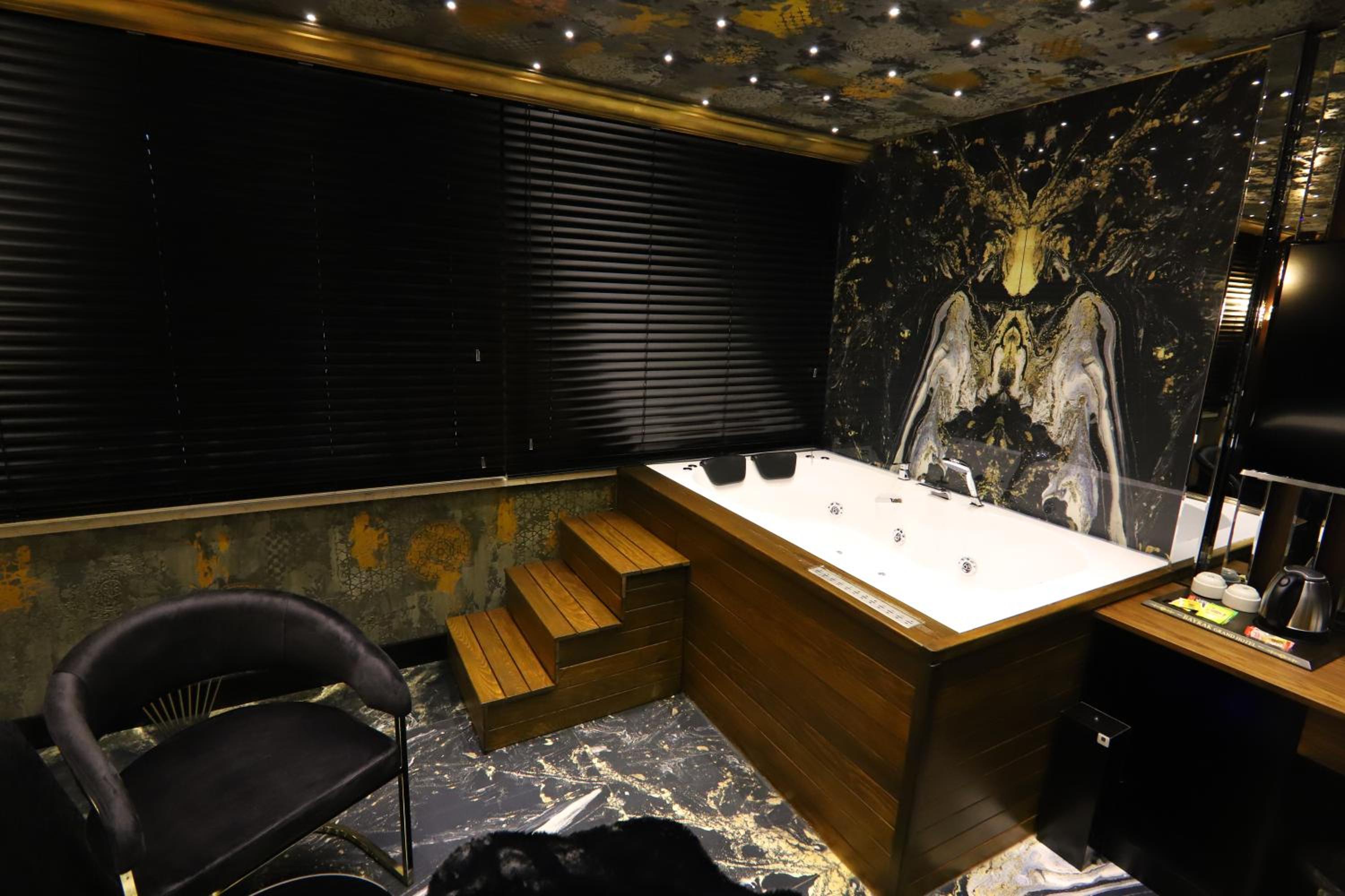 Queen Room with Jacuzzi - Photo 5