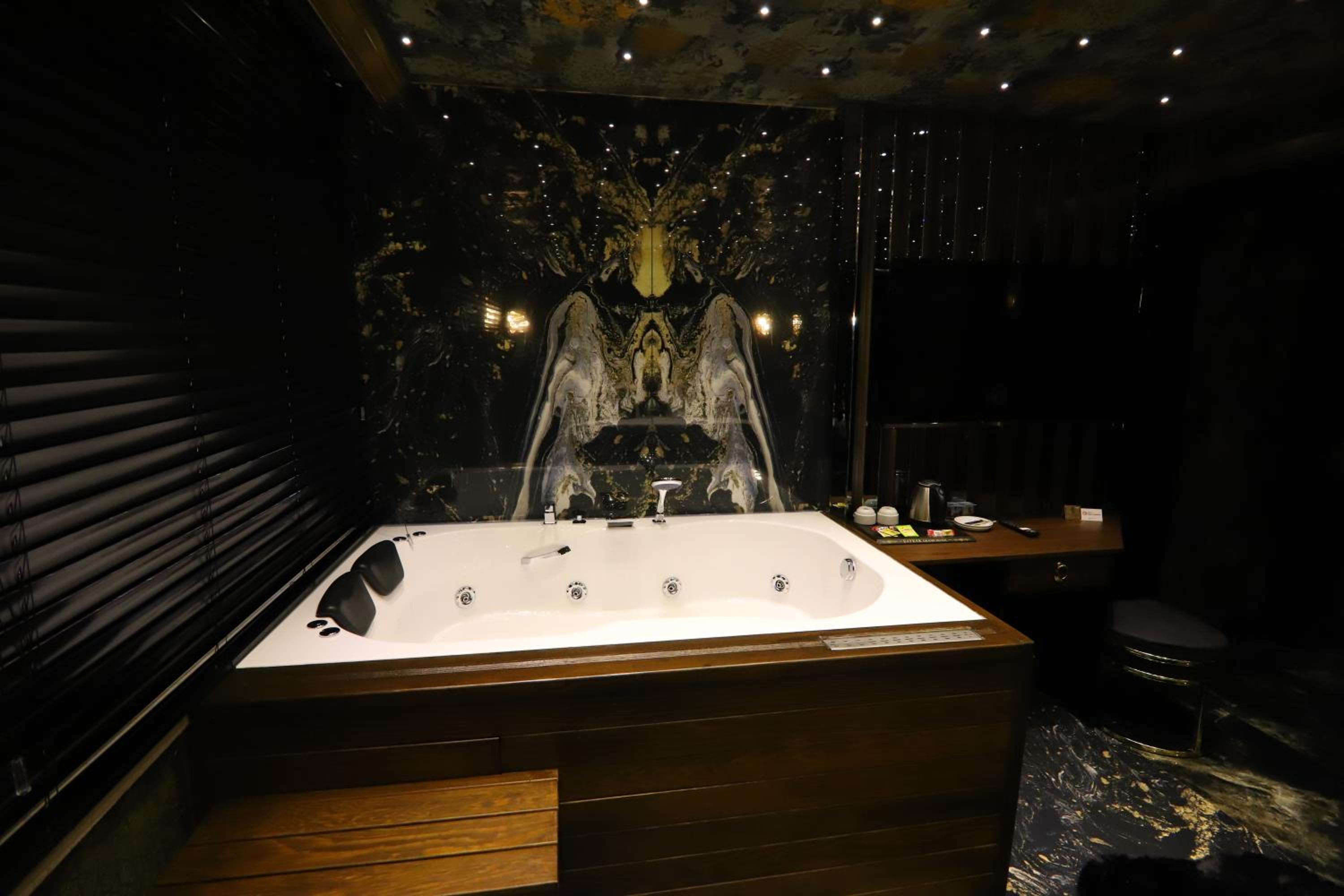 Queen Room with Jacuzzi - Photo 4