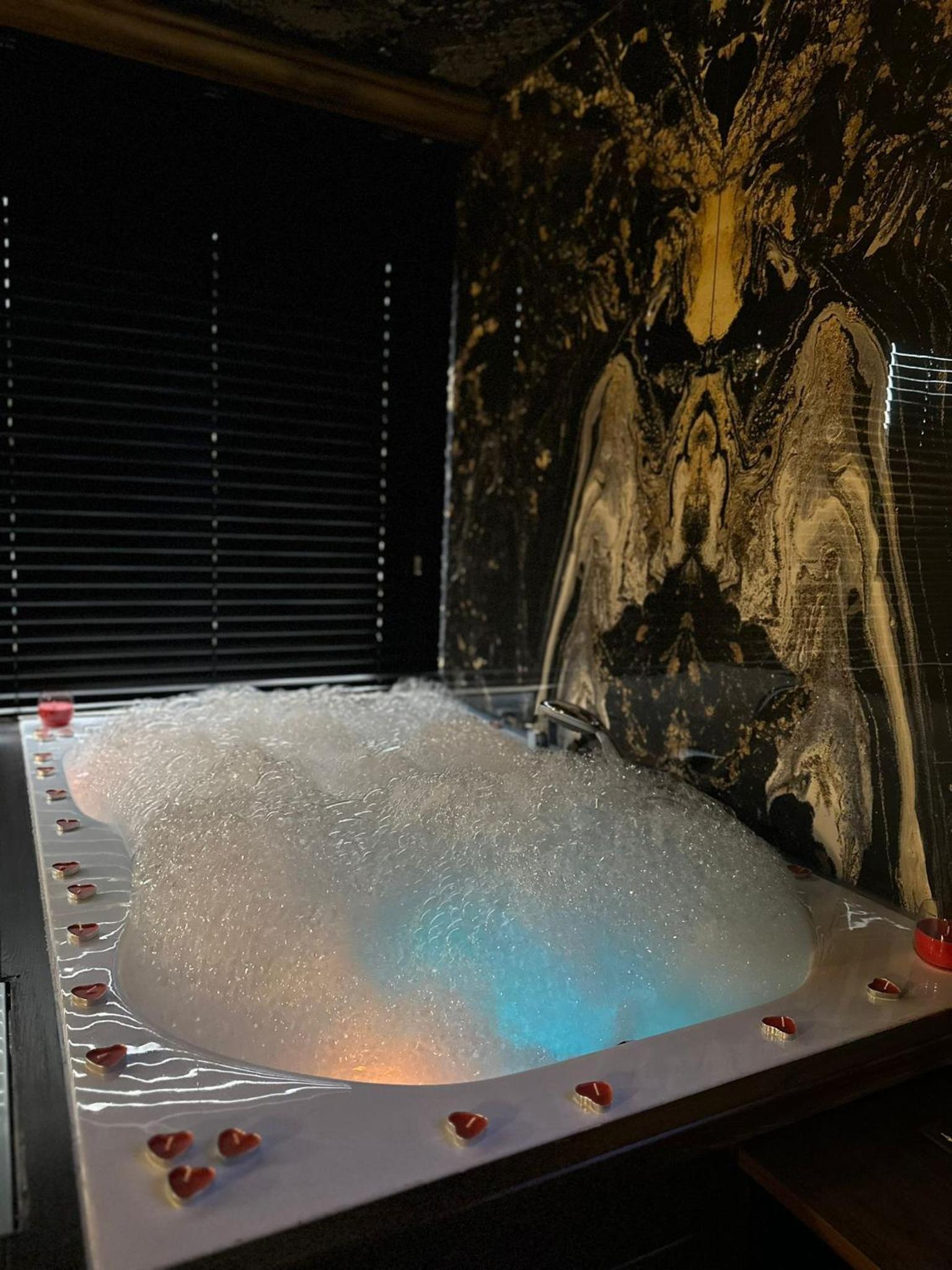 Queen Room with Jacuzzi - Photo 3