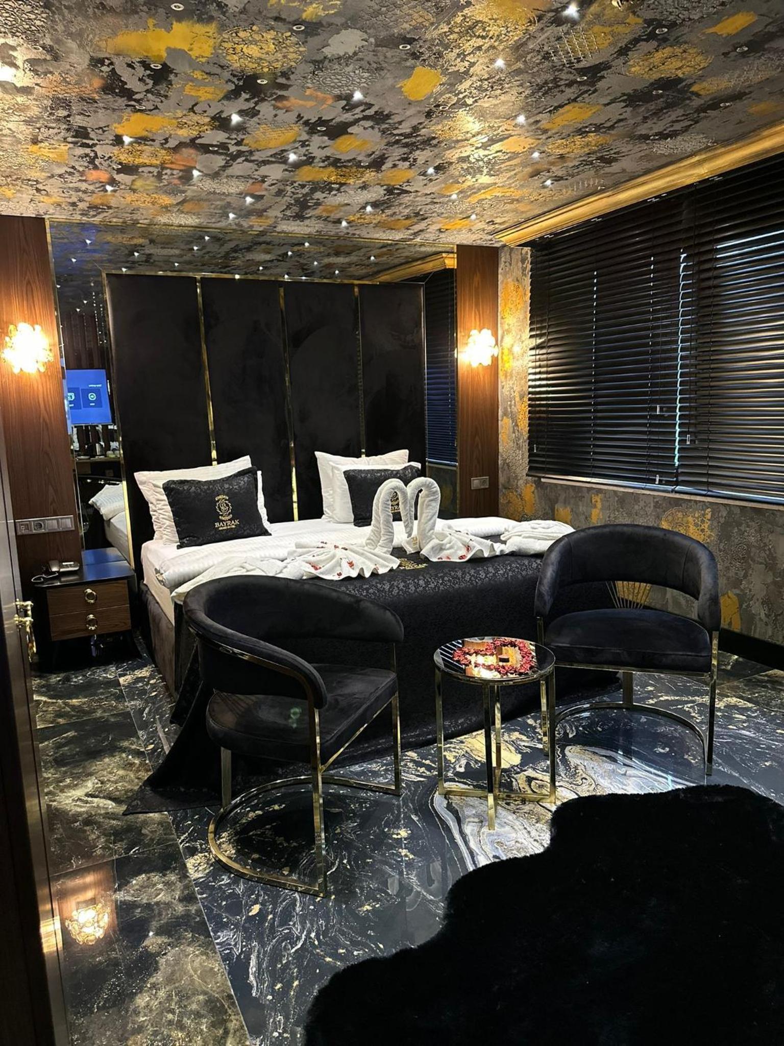 Queen Room with Jacuzzi - Photo 2