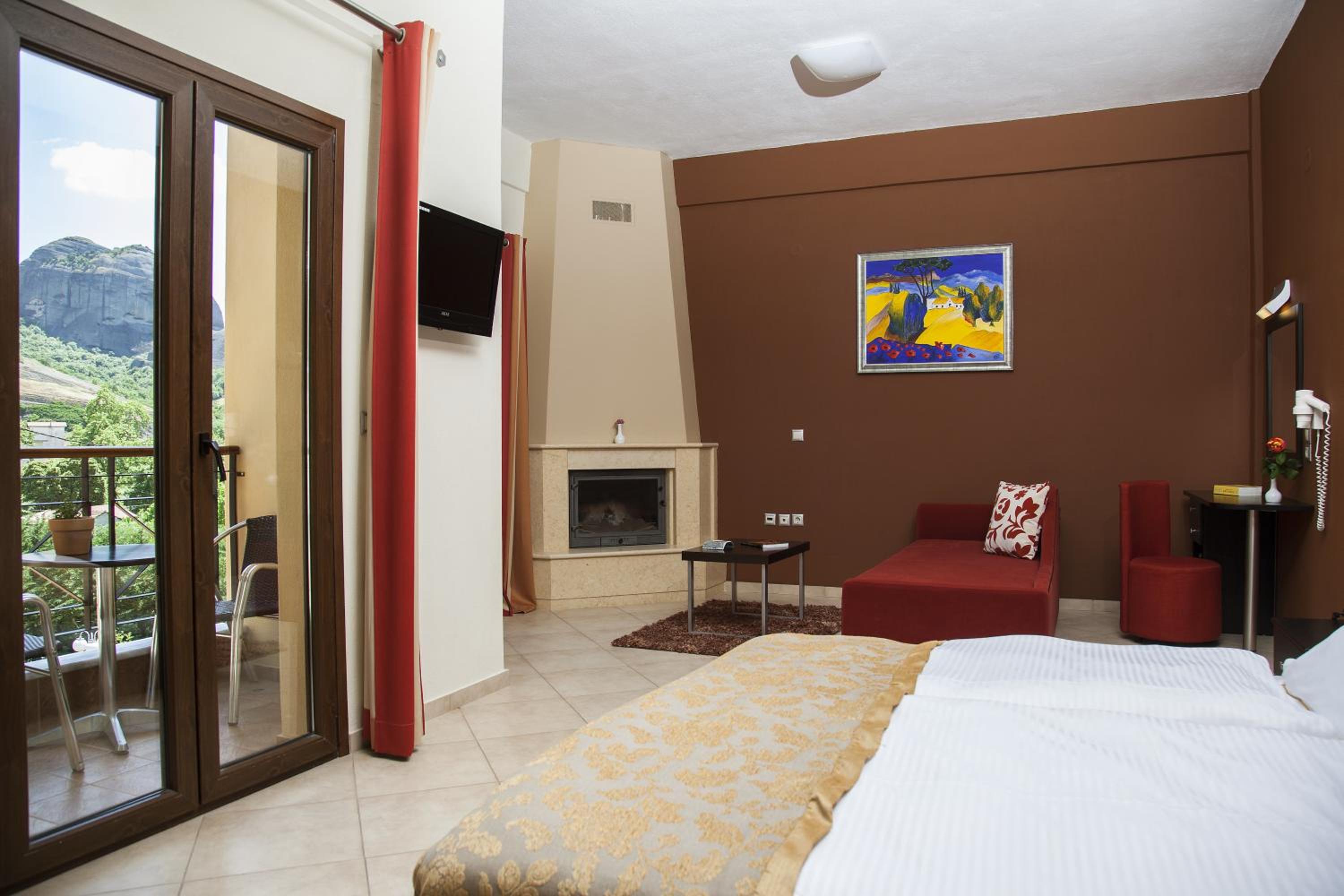 Deluxe Junior Family Suite with Garden and Panoramic Meteora View photo 1