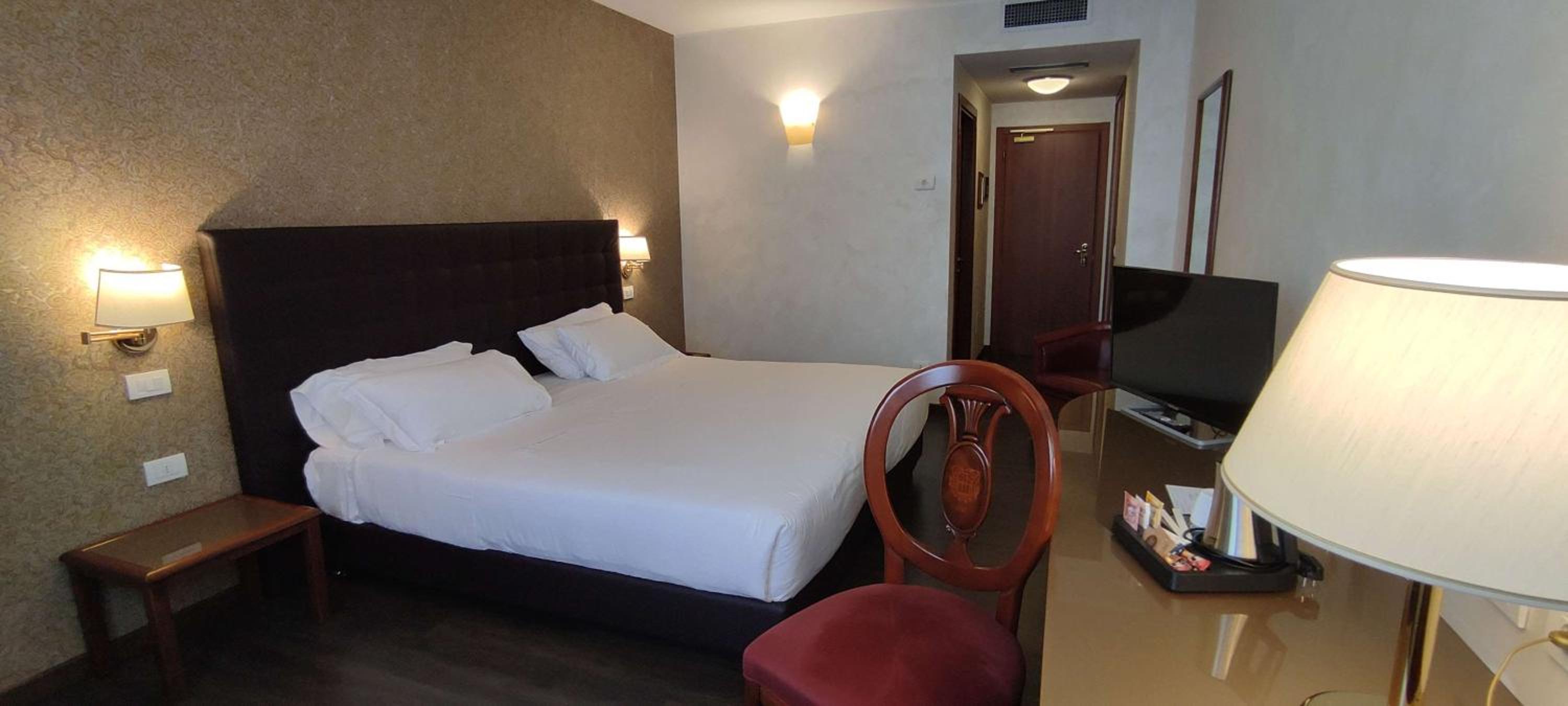 Superior King Room thumbnail 5