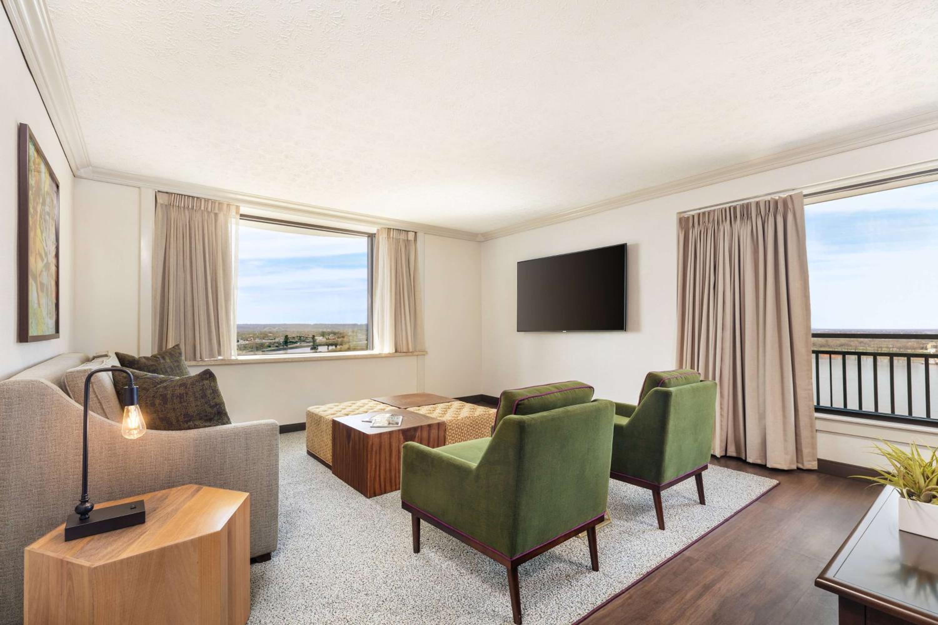 One-Bedroom Deluxe King Suite with Water View - West Tower/Non-Smoking
