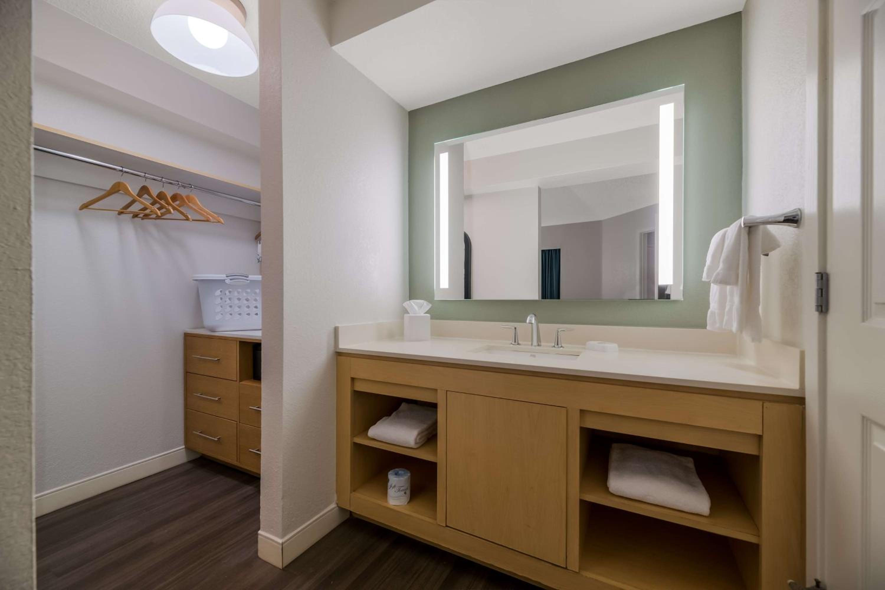 One-Bedroom King Suite with Courtyard View