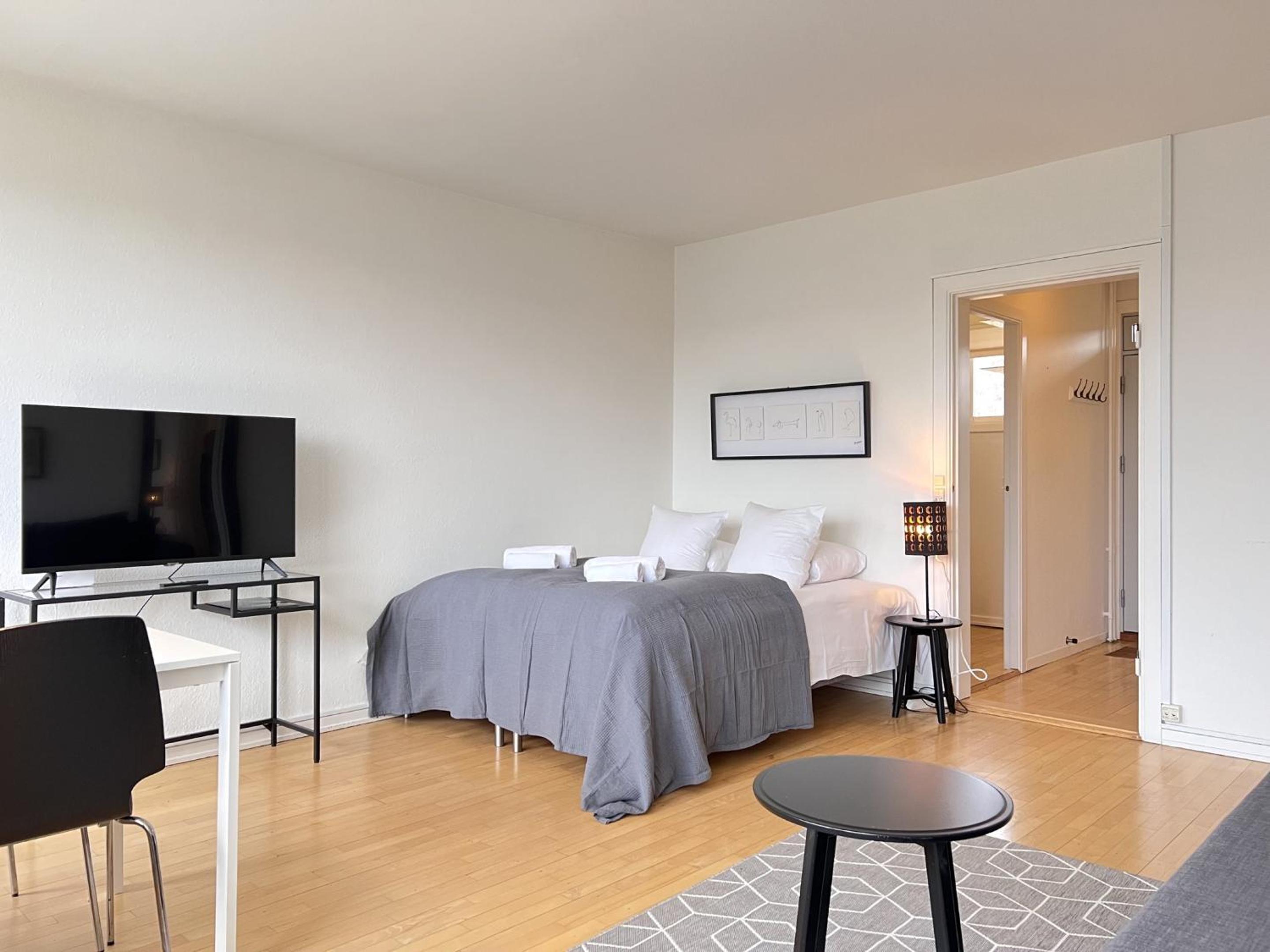 One-Bedroom Apartment photo 1