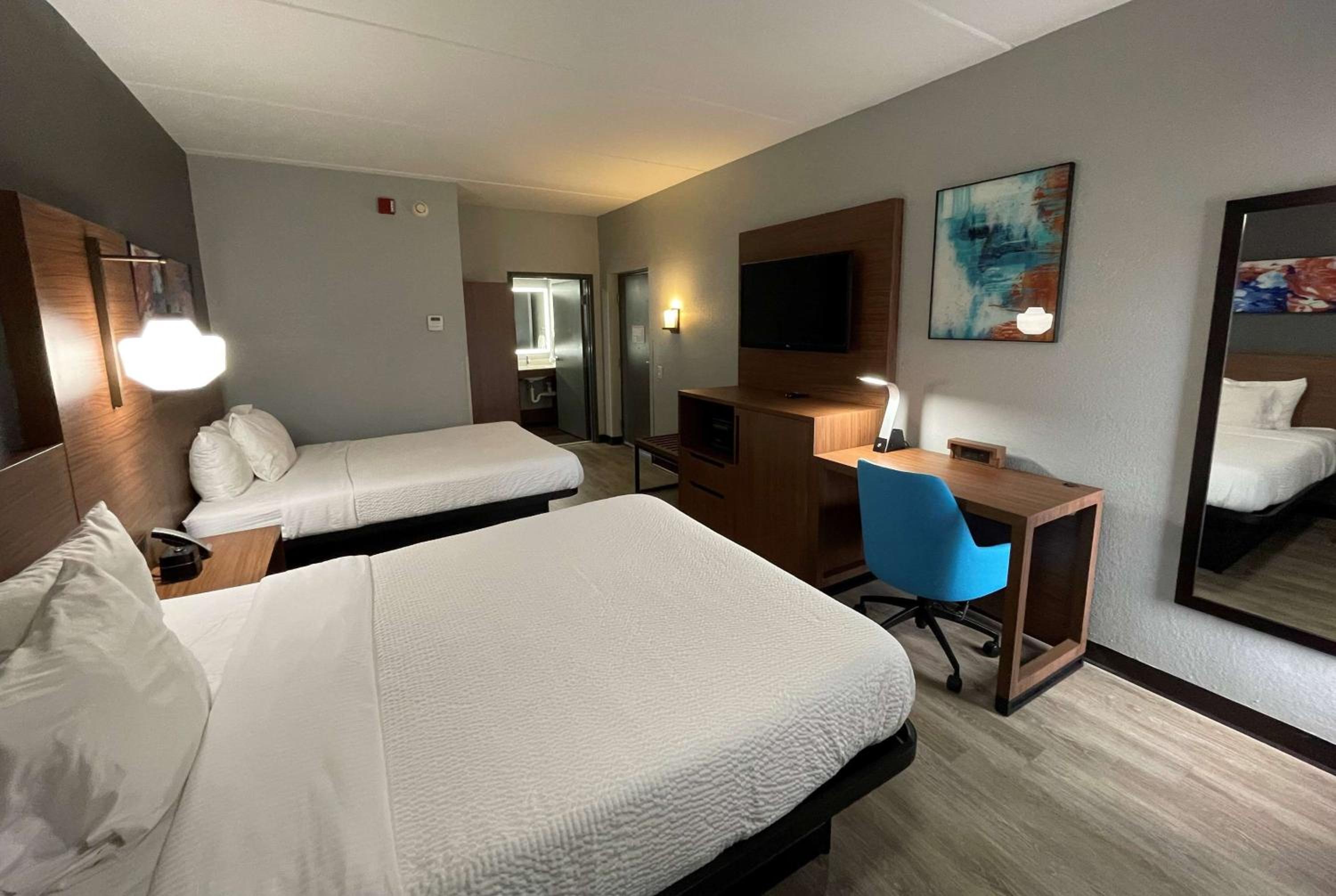 Queen Room with Two Queen Beds and Roll-in Shower - Mobility Accessible/Non-Smoking - Photo 5