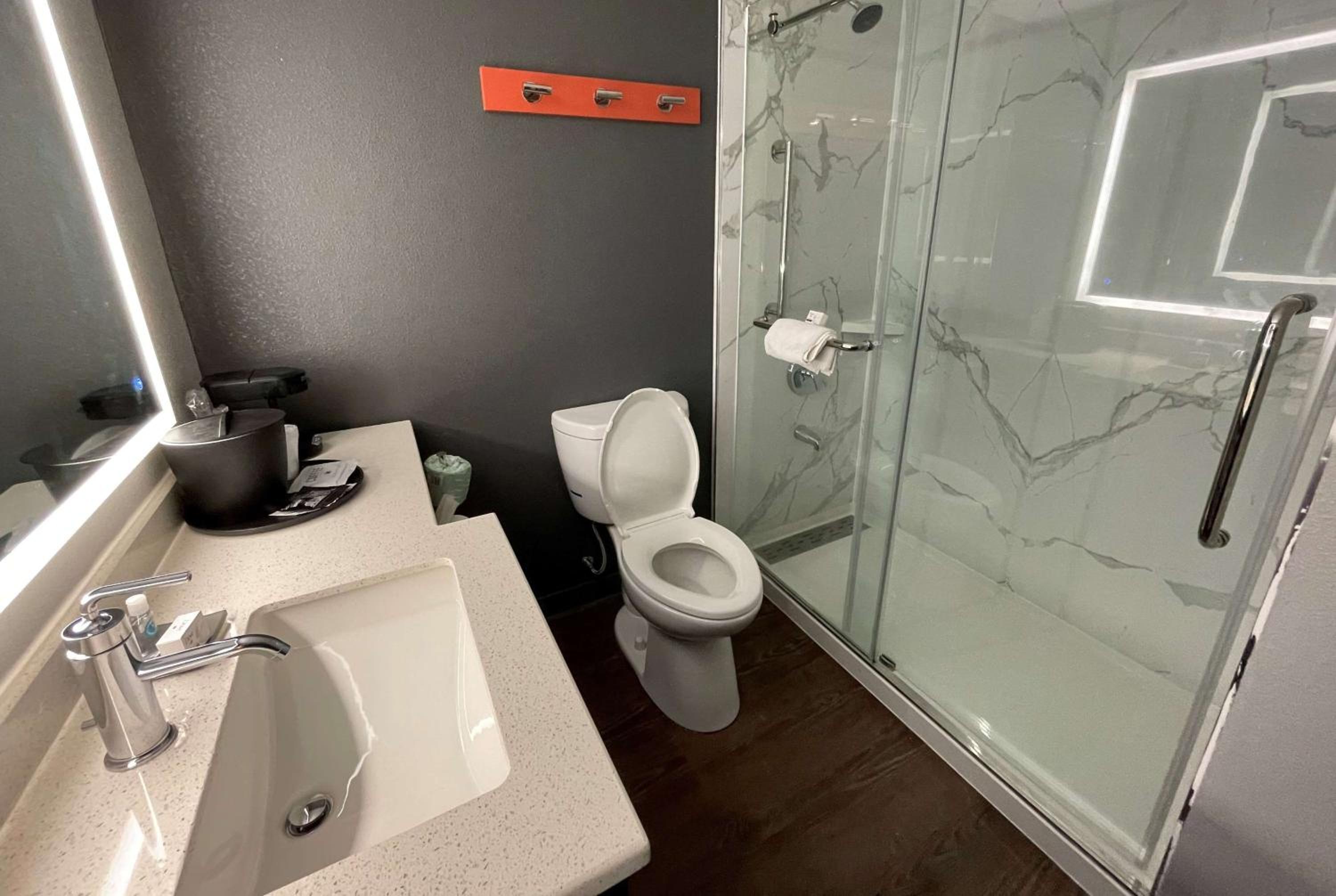 King Room with Shower, Non-Smoking - Photo 2